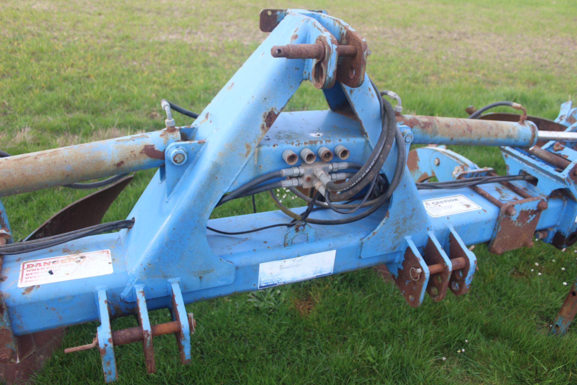 Standen hydraulic folding four row bed former. Serial number 298. 2011. With bout marker brackets - Image 2 of 36