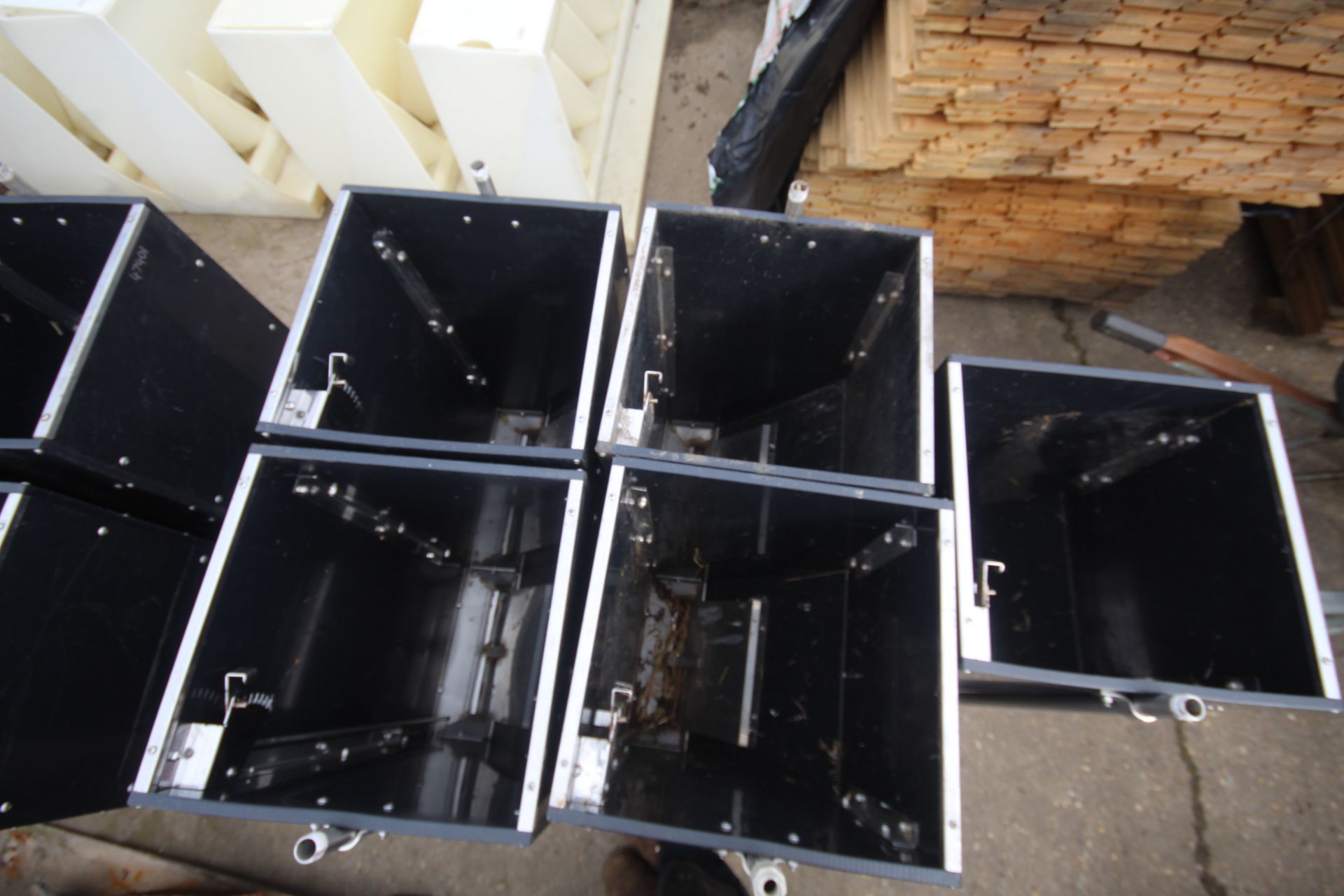5x plastic 2 space feeders. V - Image 2 of 3