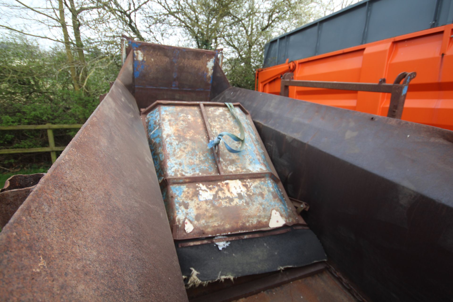 Bunning 12T single axle muck spreader. With twin vertical beaters, slurry door and removable - Image 28 of 31