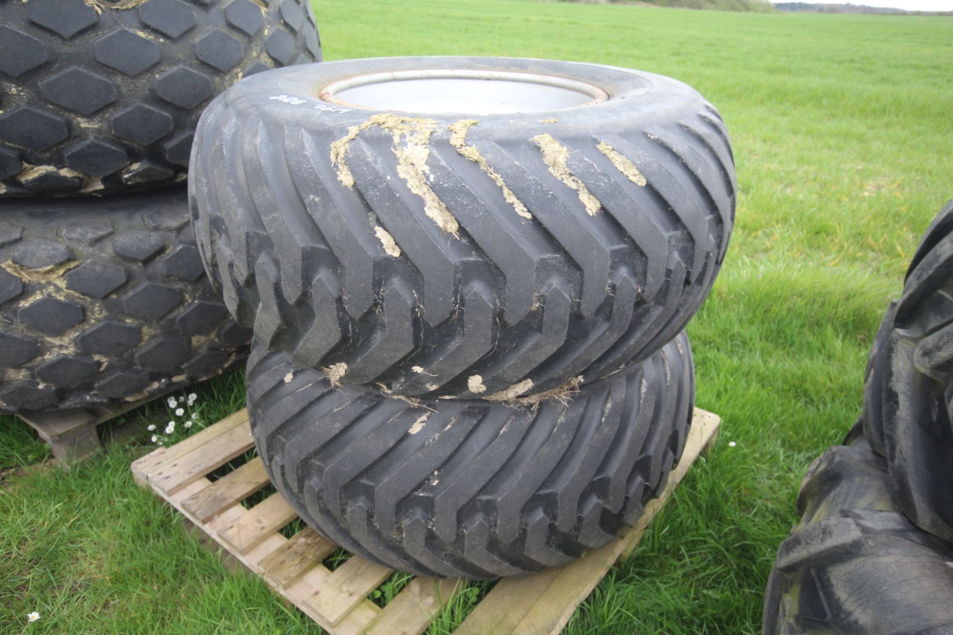 Set of turf wheels and tyres. Comprising 23.1-26 r - Image 5 of 10