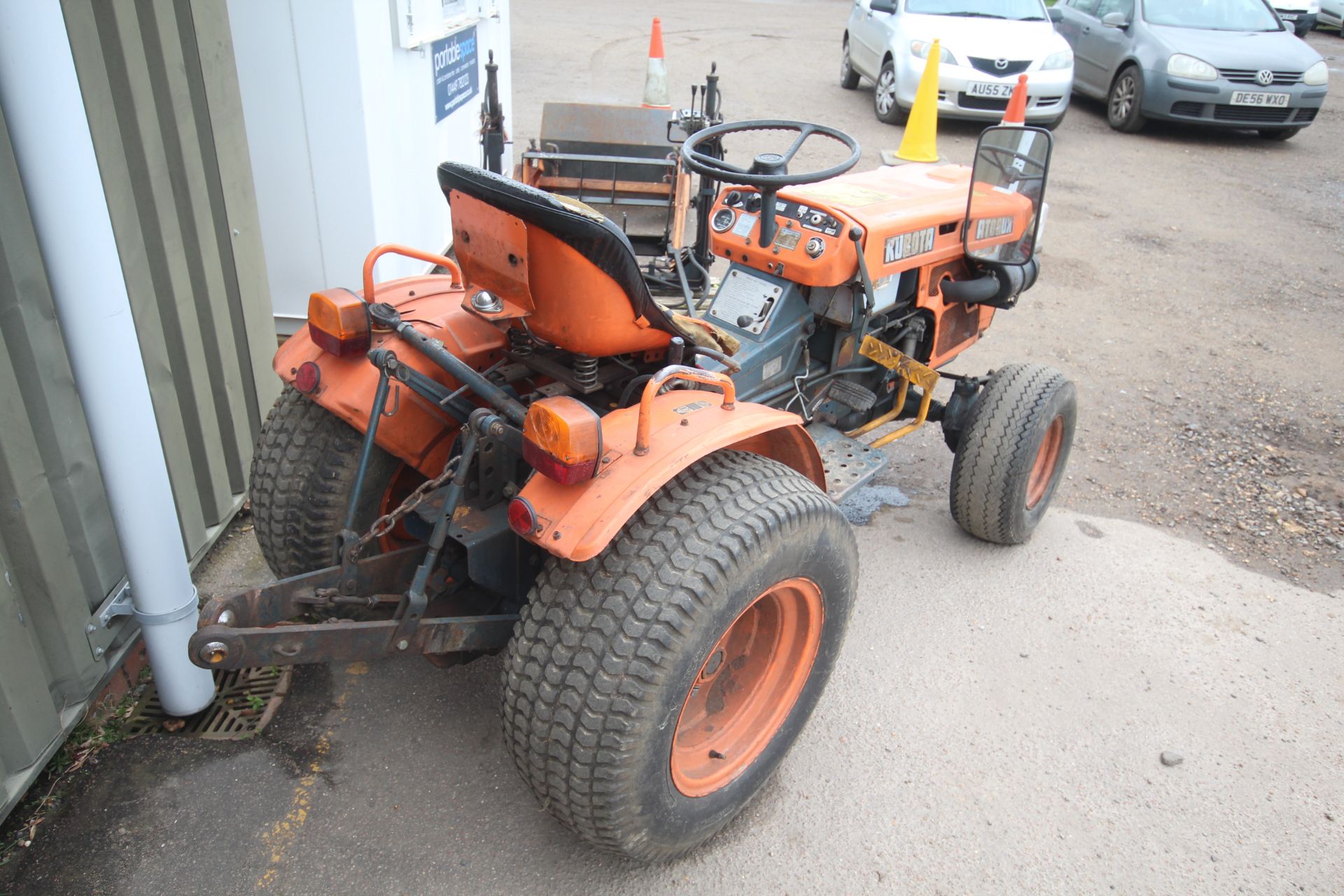 Kubota B7100 HST 4WD compact tractor. 3,134 hours. 29/12.00-15 rear turf wheels and tyres. Front - Bild 3 aus 41