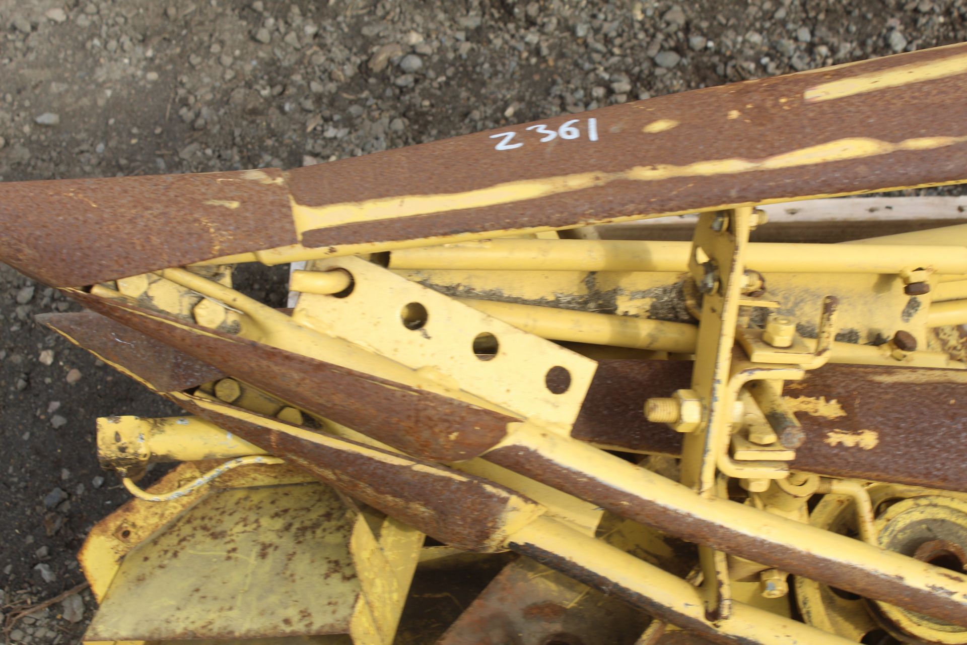 New Holland dividers and various TX34 spares. V - Image 6 of 9