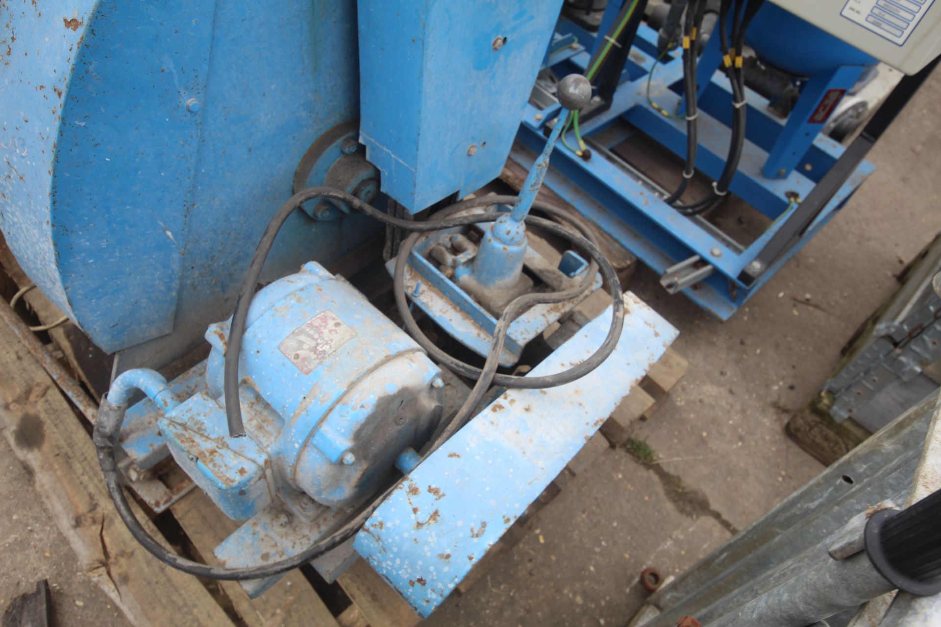WW&F Co 1T electric winch. V - Image 2 of 8