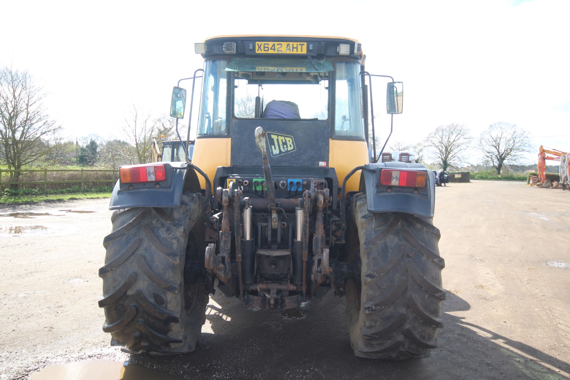 JCB Fastrac 3185 Autoshift 4WD tractor. Registration X642 AHT. Date of first registration 04/09/ - Image 4 of 71