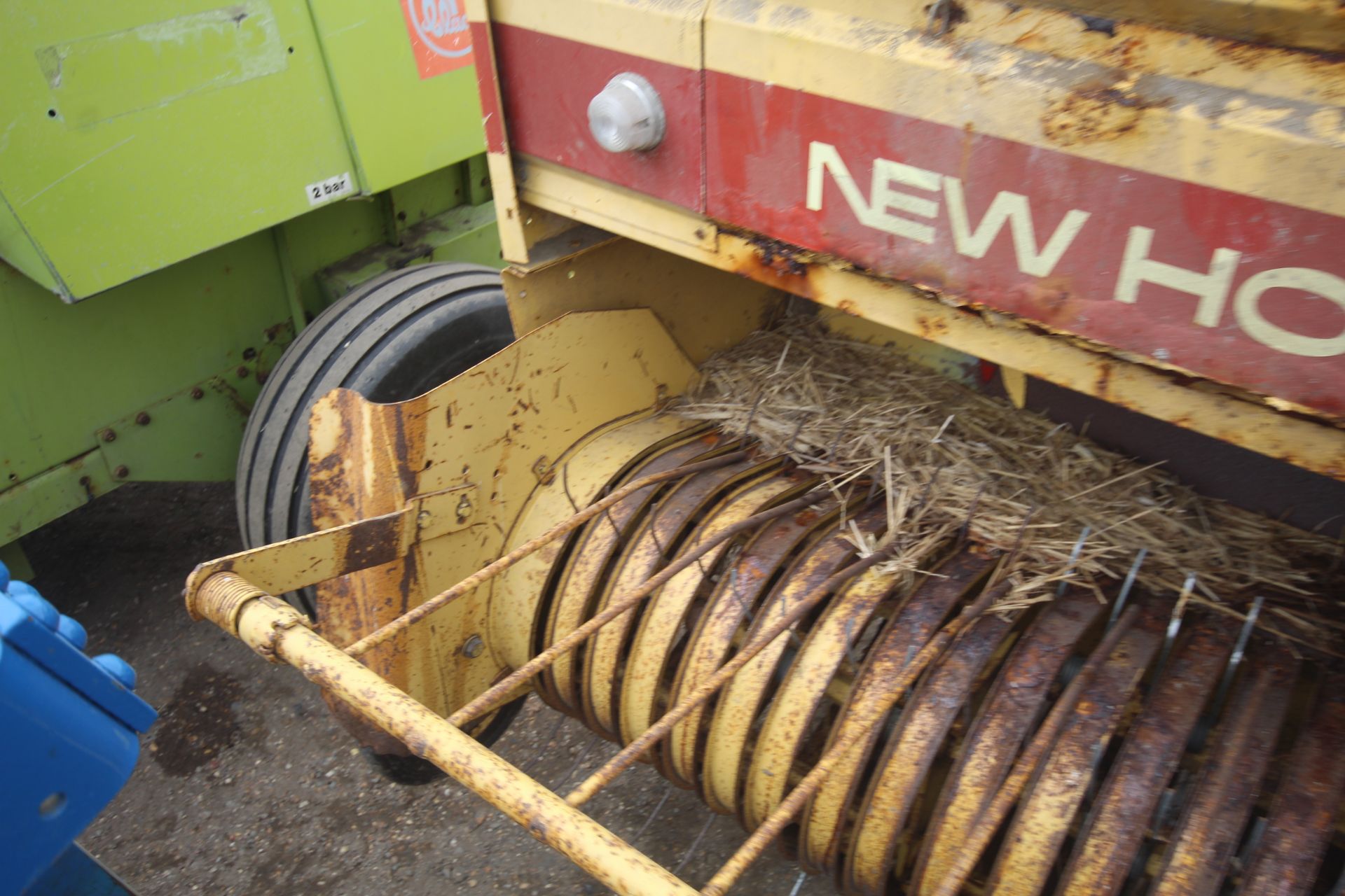 New Holland 945 conventional baler. V - Image 8 of 19