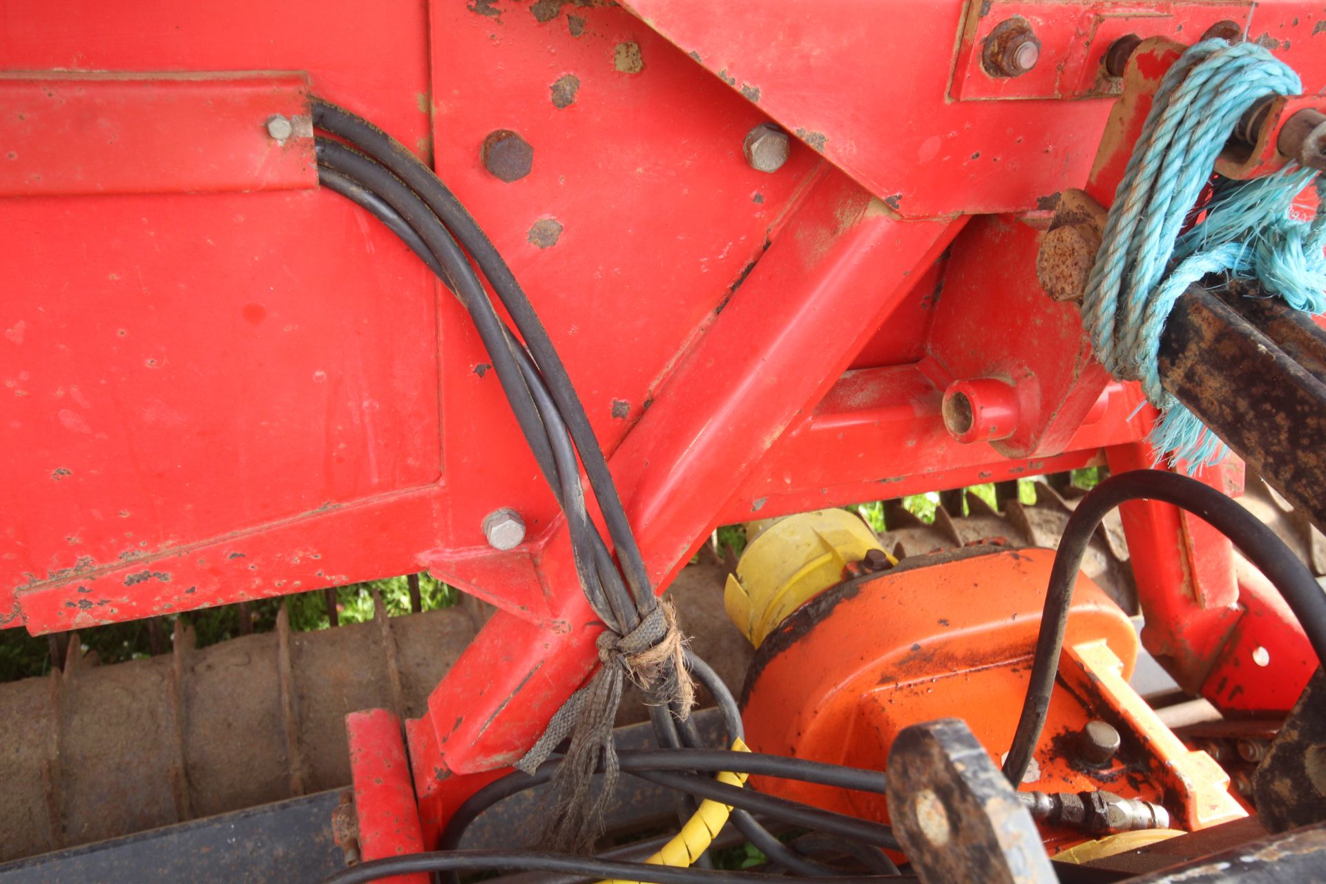 Maschio 4m power harrow. With packer. Piggybacked with Vicon LZ505 Suffolk coulter drill. 1995. With - Image 47 of 52