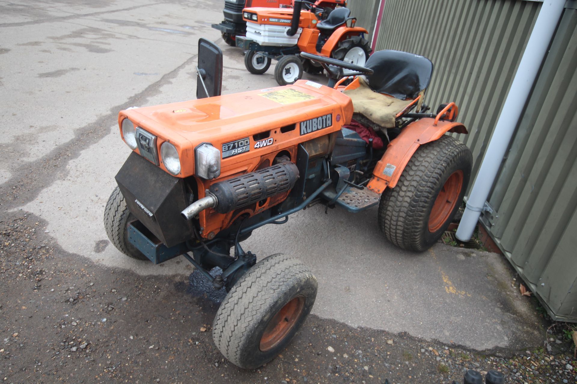 Kubota B7100 HST 4WD compact tractor. 3,134 hours. 29/12.00-15 rear turf wheels and tyres. Front - Bild 2 aus 41
