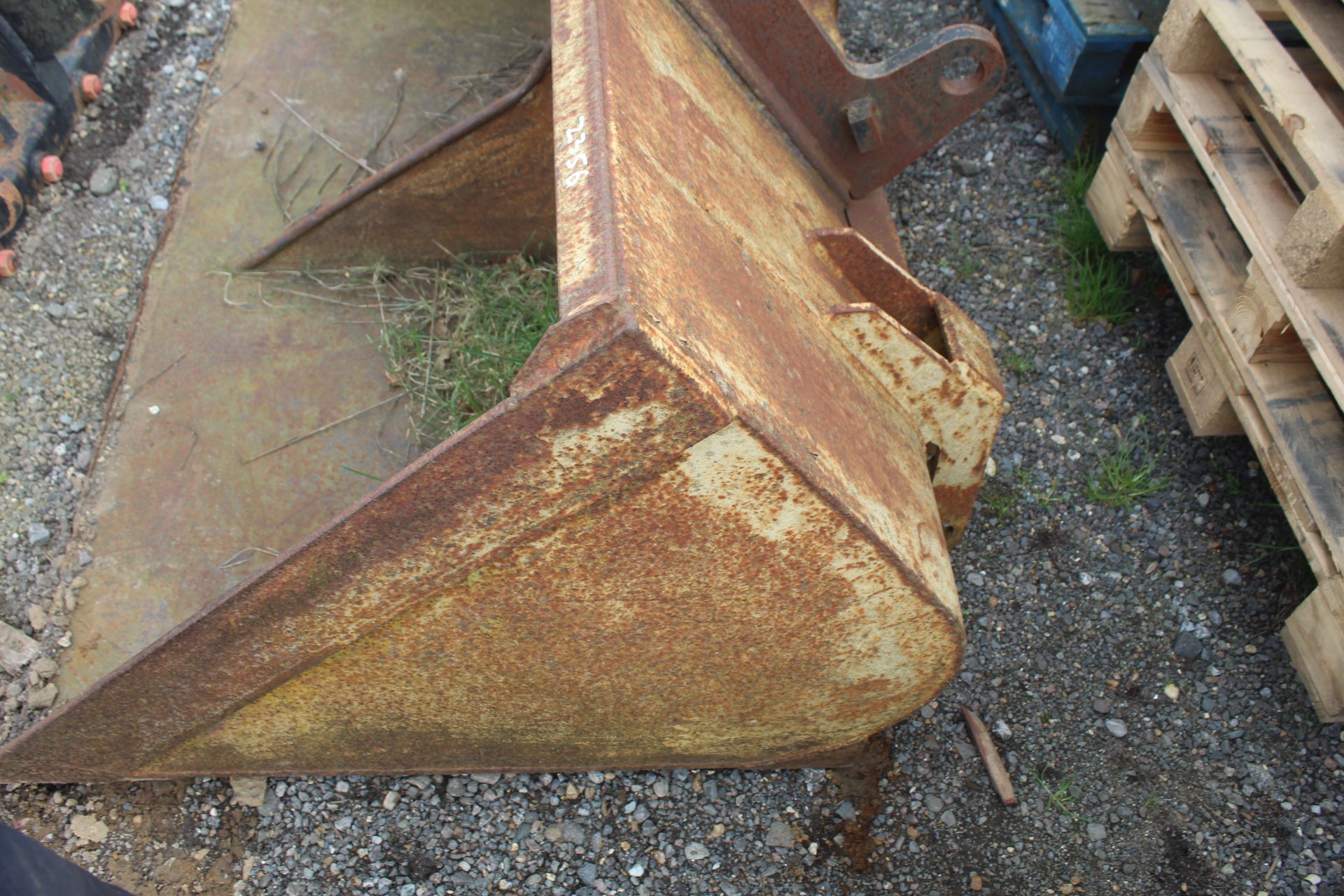 Grain bucket. CAT telehandler brackets. V - Image 4 of 9