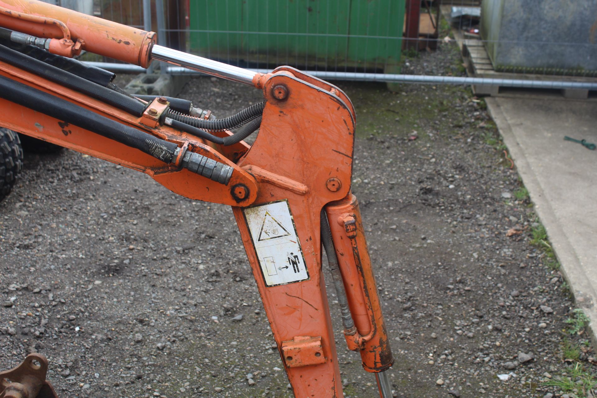 Hitachi EX8-2B 0.8T rubber track micro excavator. 2003. 2,209 hours. Serial number 1AGP004974. - Image 7 of 41