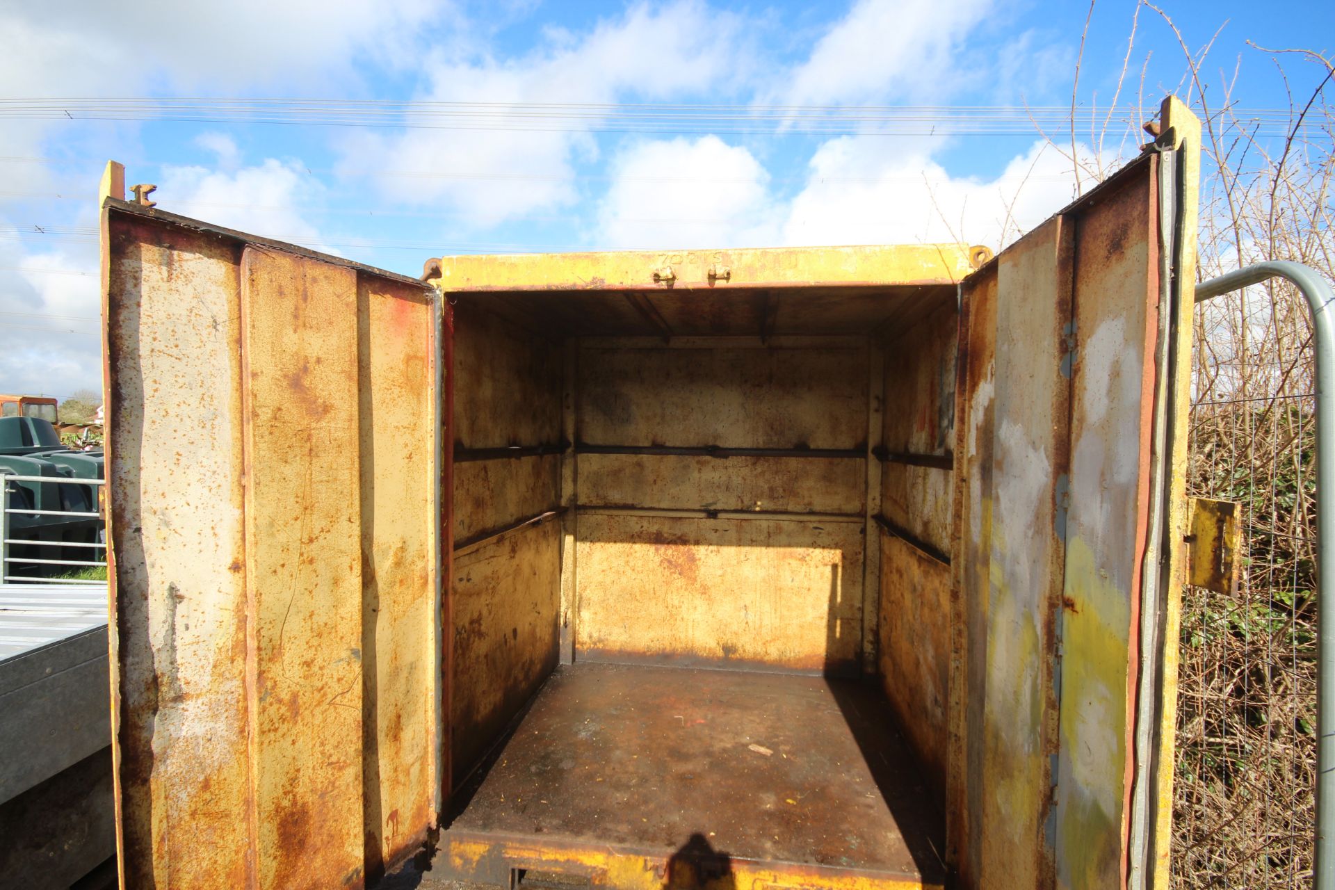 Secure site container. Approx 7ft 6in high, 6ft 5in wide and 5ft 10in long. V - Image 6 of 15