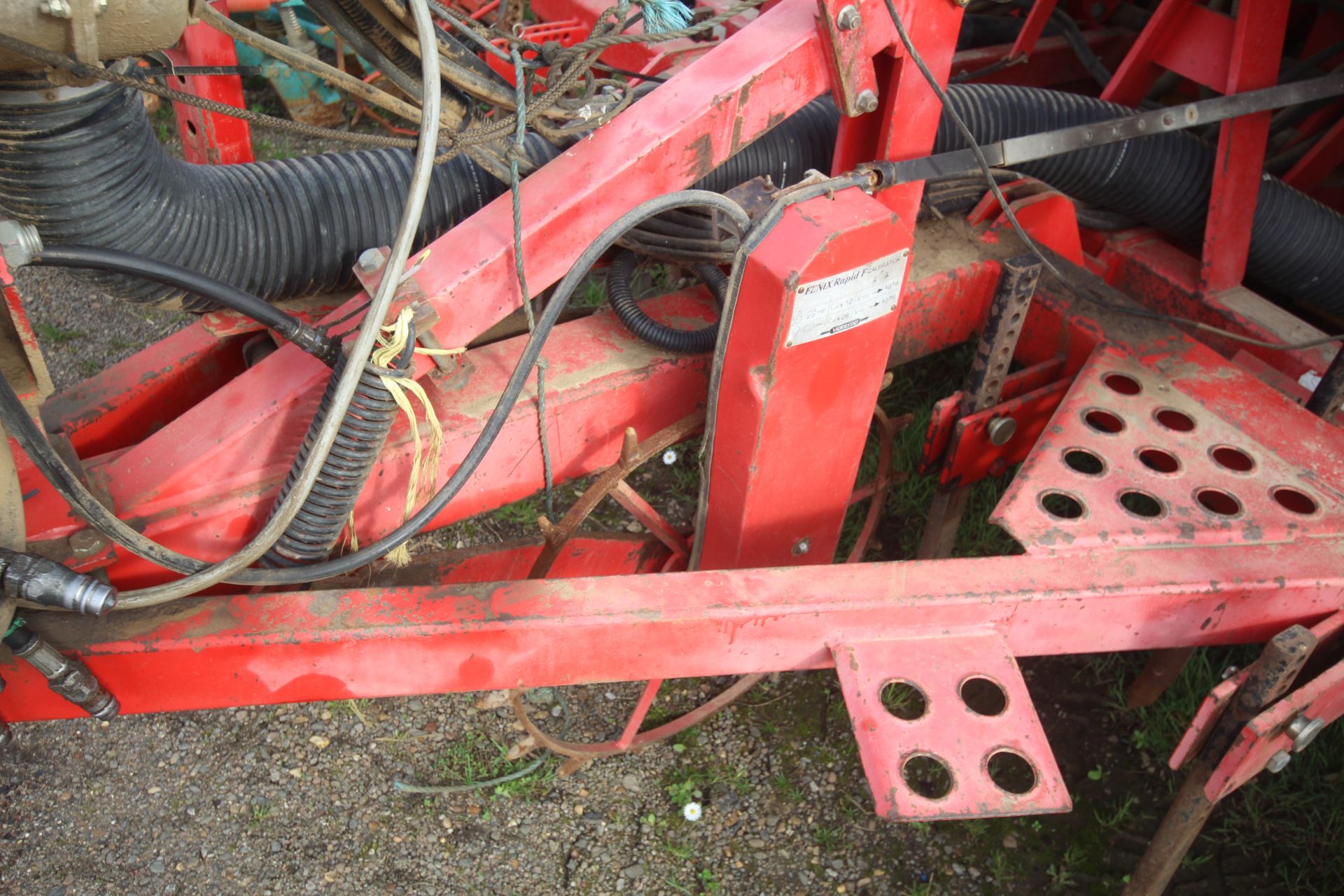 Vaderstad Rapid 400F 4m drill. Comprising rigid tines, two rows of disc coulters, tyre packer, - Image 5 of 38