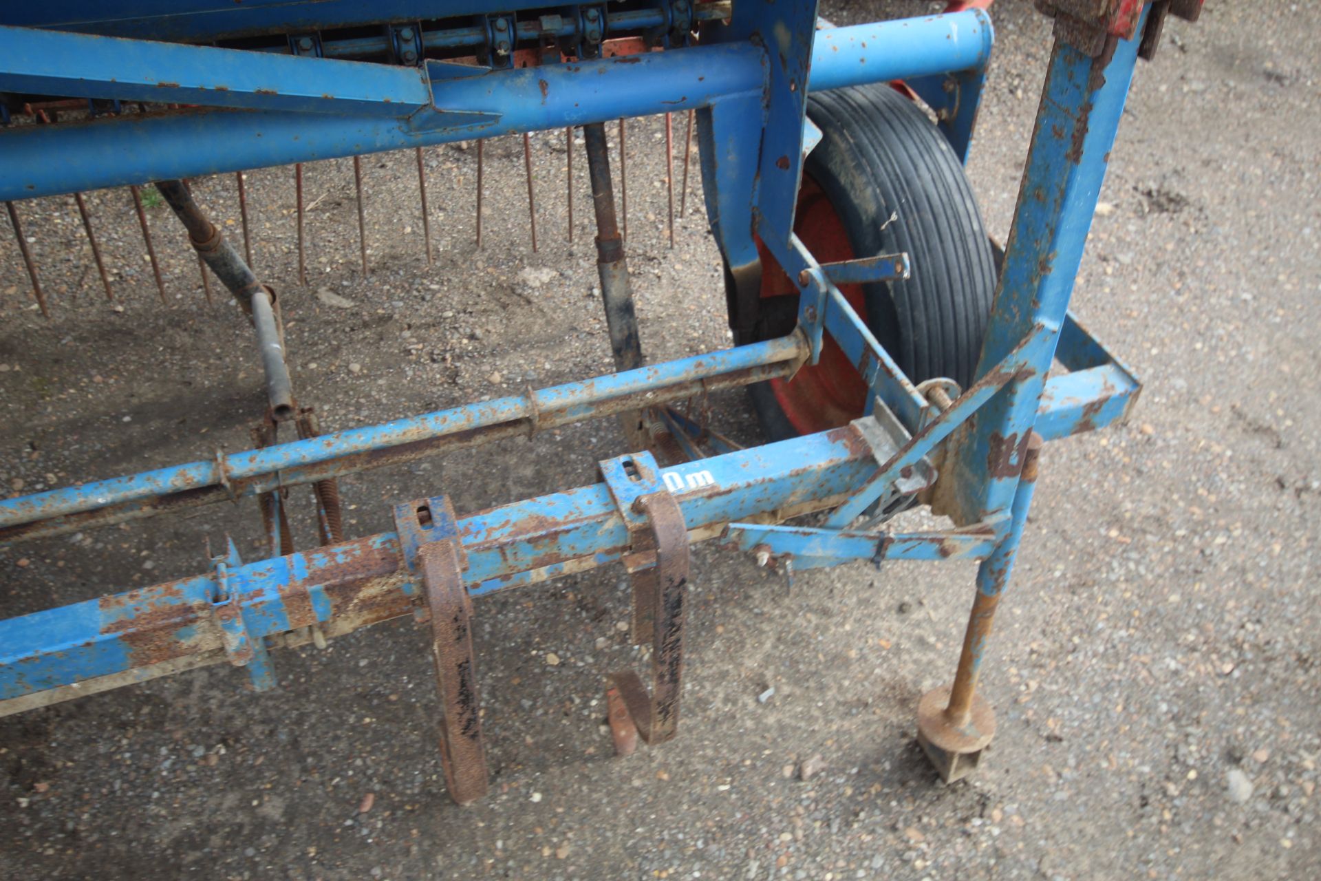 Nordsten 3m spring tine drill. Previously used for maize. Manual held. V - Image 6 of 56