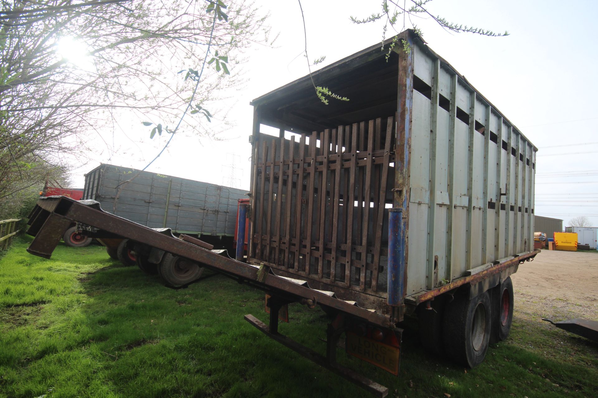 19ft 6in twin axle tractor drawn livestock trailer. Ex-lorry drag. With steel suspension and twin - Image 21 of 34