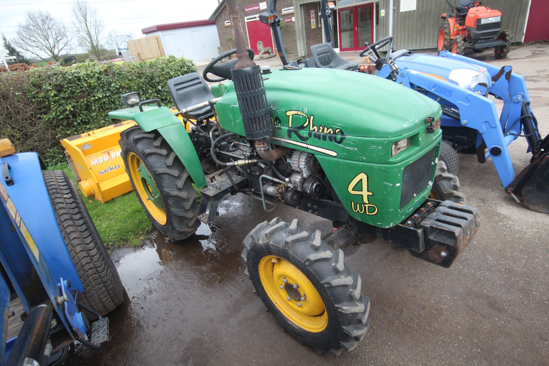 Jinma Rhino 4WD compact tractor.  Showing 201 hours. 9.5-24 rear wheels and tyres @ 80%. 6.00-16 - Image 2 of 45