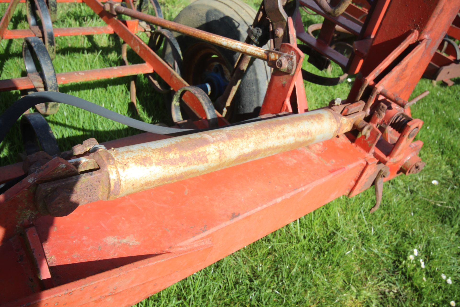 Large set of hydraulic folding spring tines. Owned from new. From a local Deceased estate. - Bild 17 aus 17