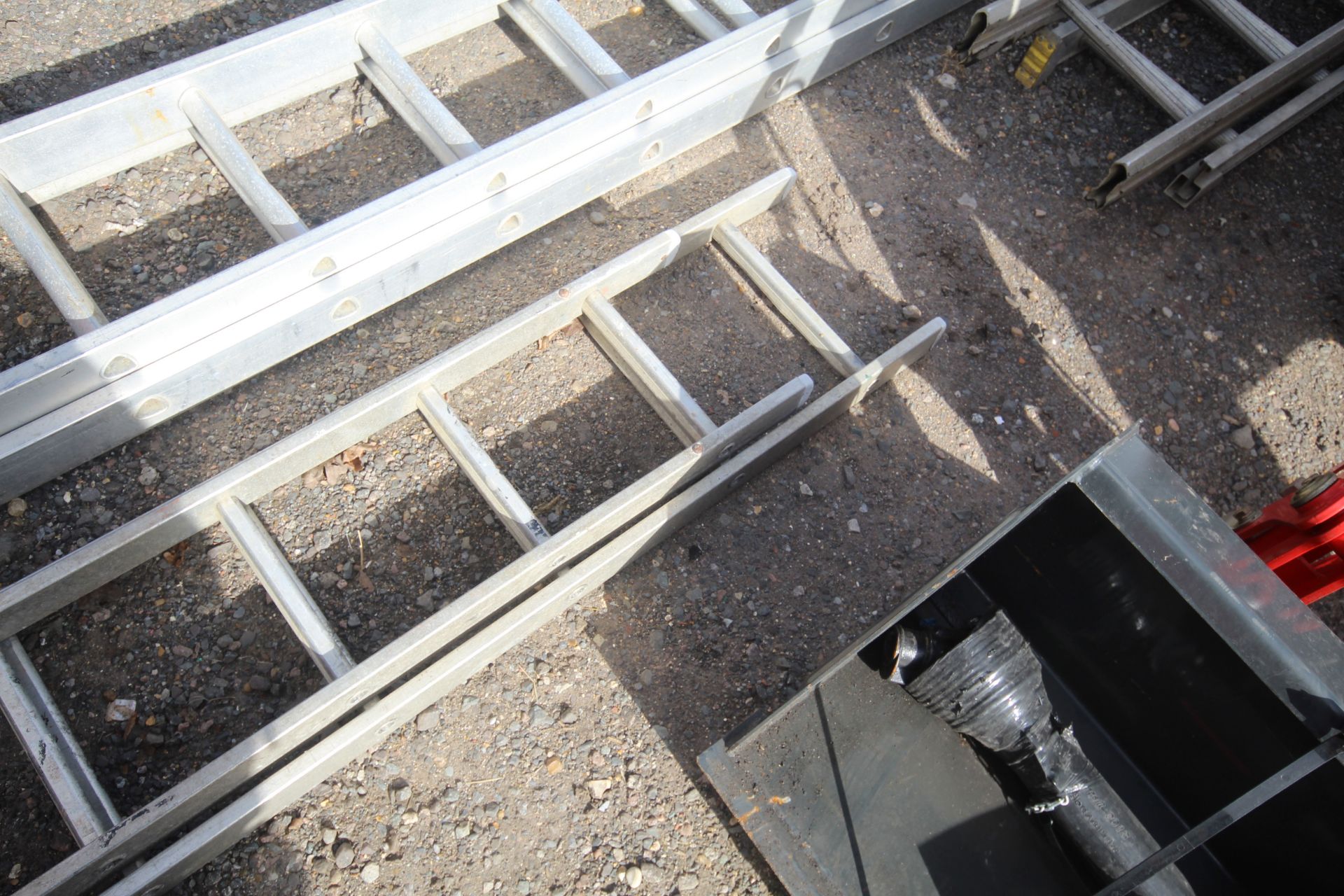 Extending aluminium ladder. - Image 5 of 5