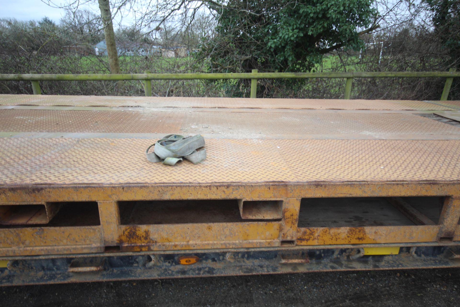 SM Trailers 37.3T 13.7m tri-axle step frame beavertail low loader trailer. Registration C198677. - Image 14 of 56