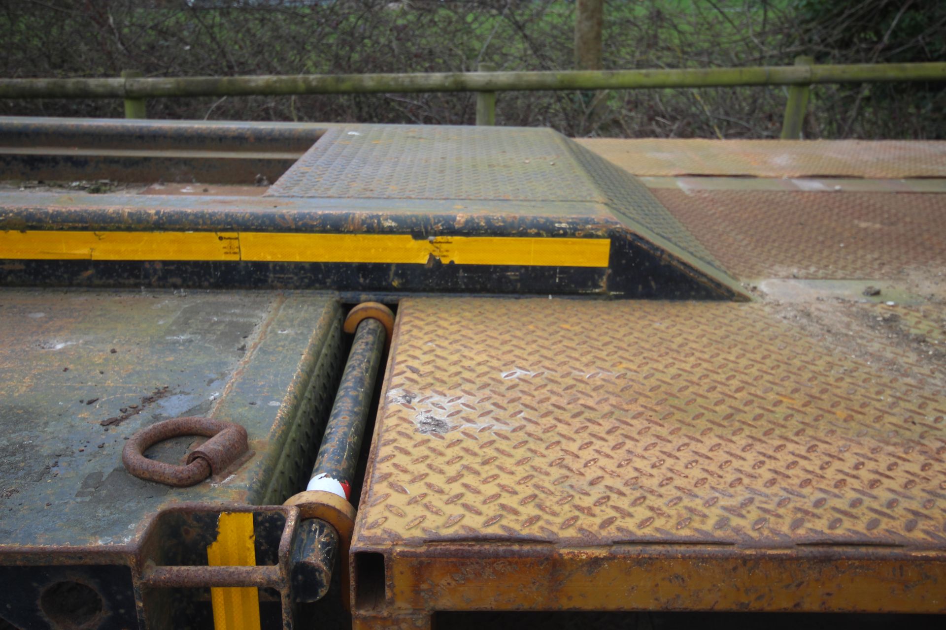 SM Trailers 37.3T 13.7m tri-axle step frame beavertail low loader trailer. Registration C198677. - Image 10 of 56