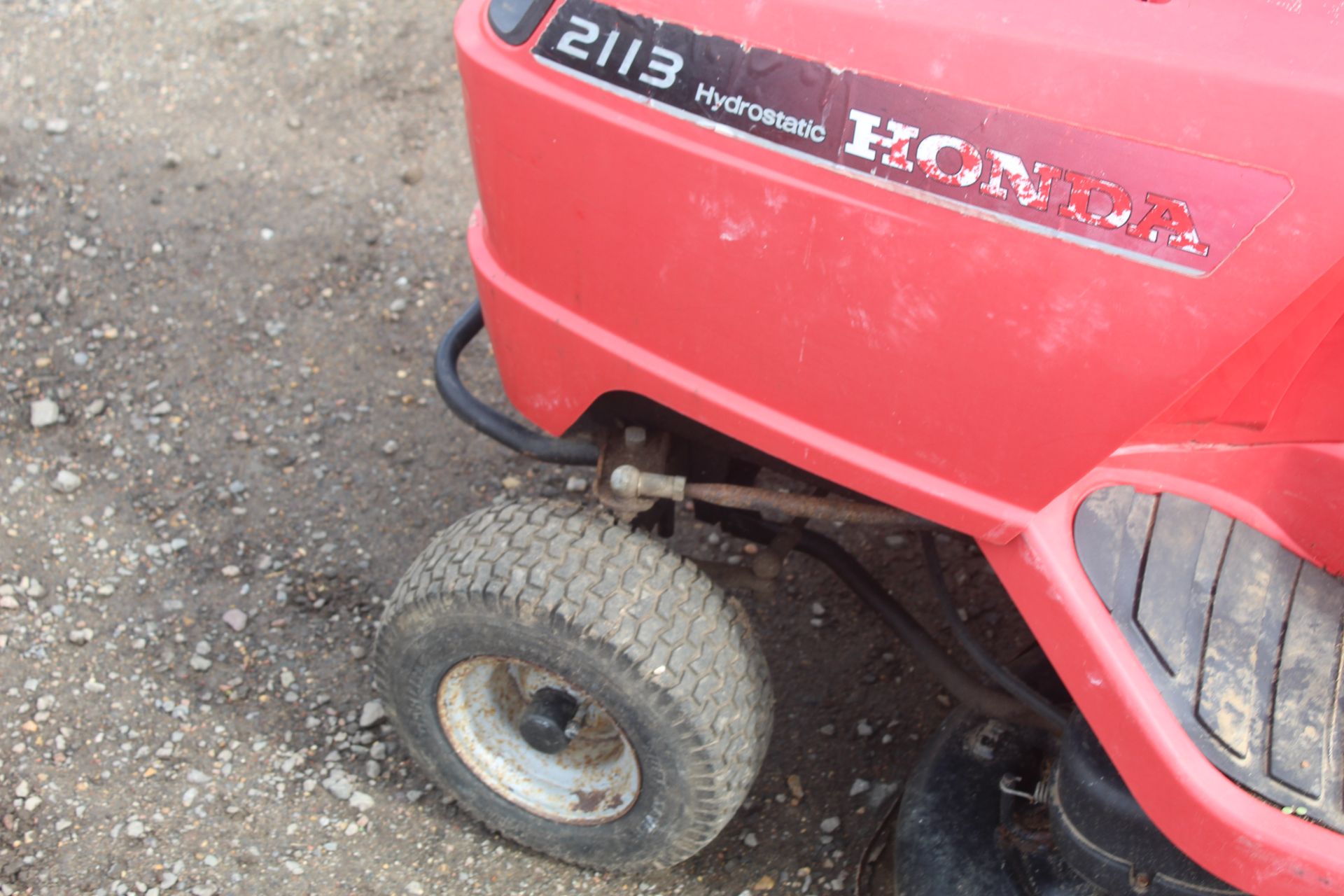 Honda Hydrostatic 2113 ride on mower. For spares or repair. Key held. - Image 16 of 20