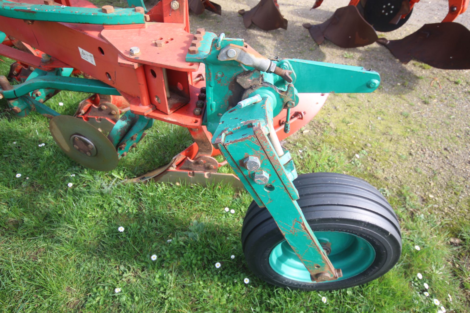 Kverneland LD85 5F reversible plough. With press arm. V - Image 19 of 29