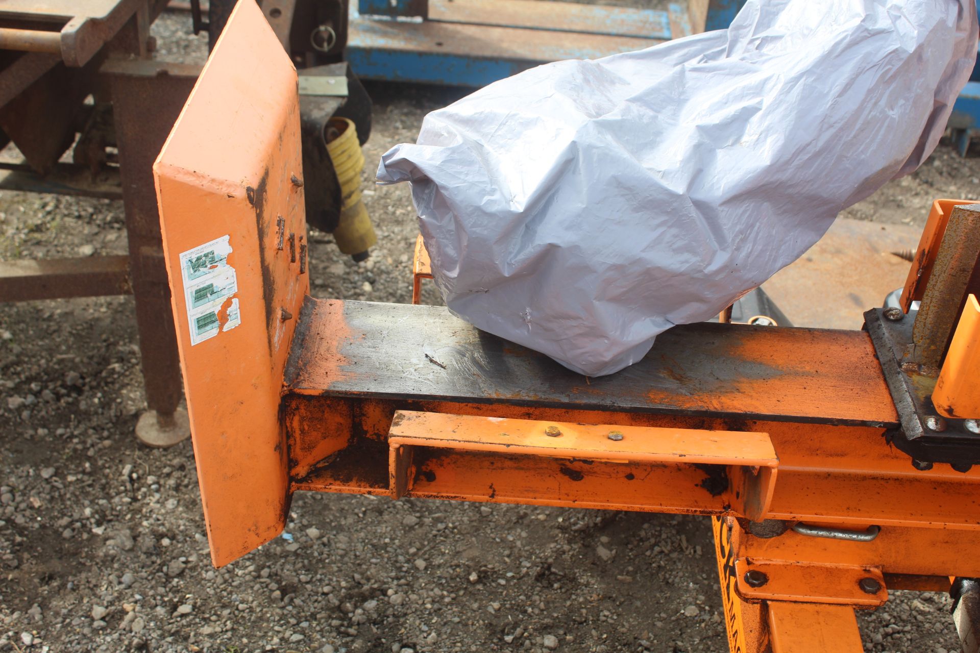 Venom 22T petrol fast tow trailed log splitter. With petrol engine. Manual held - Image 13 of 21