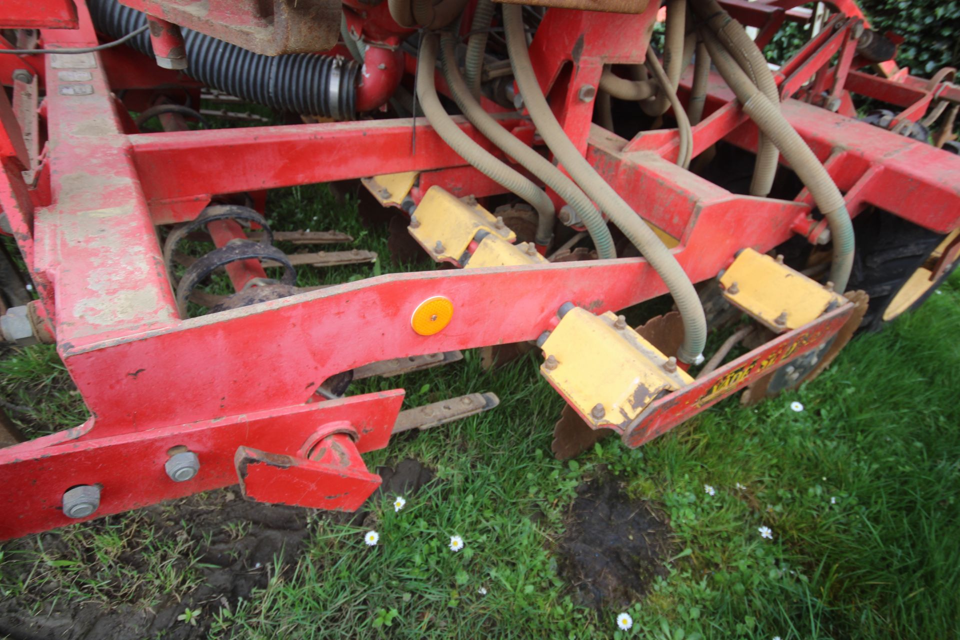 Vaderstad Rapid 400F 4m drill. Comprising rigid tines, two rows of disc coulters, tyre packer, - Image 11 of 38