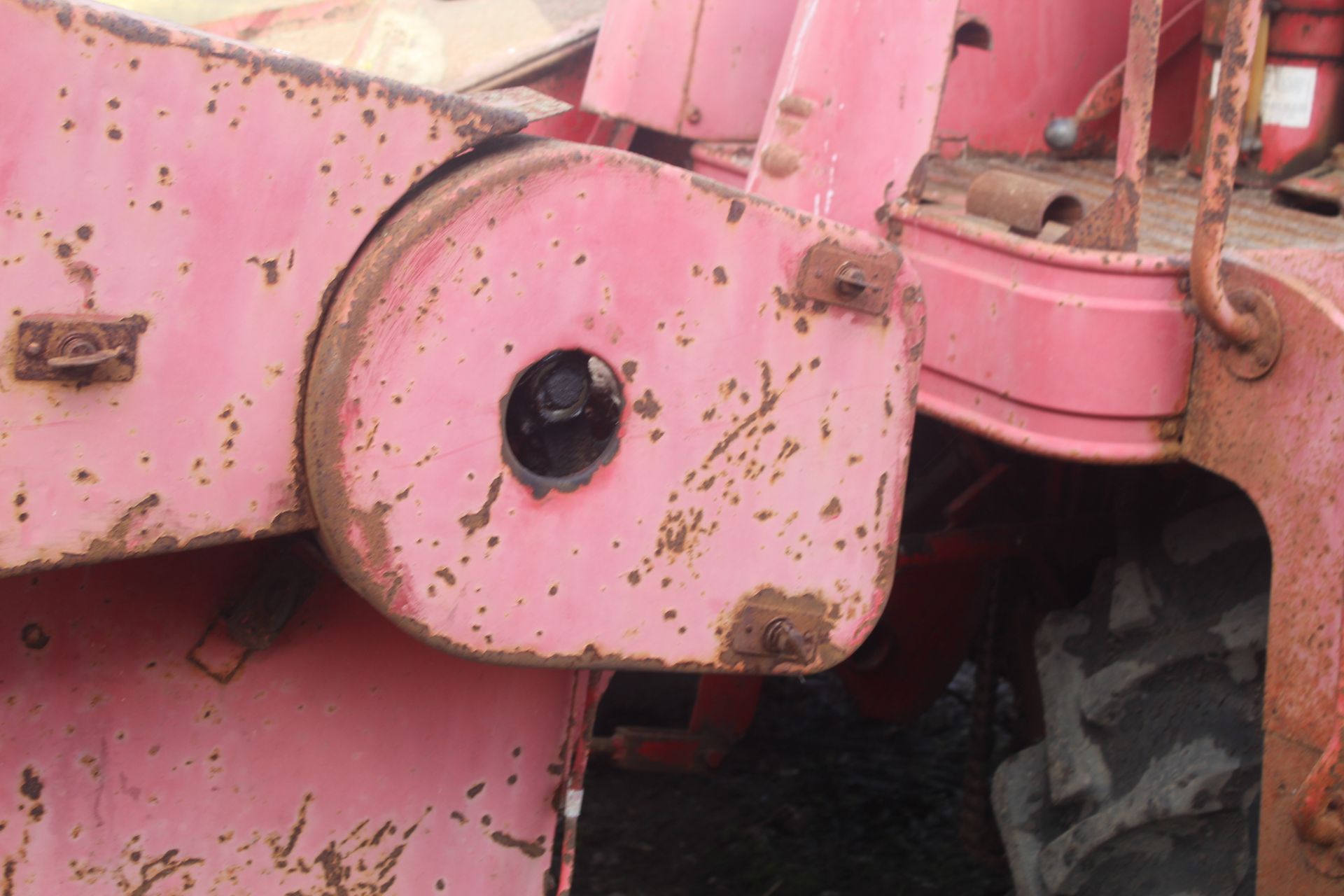 Massey Ferguson 788 8ft cut combine. Registration EBJ 851C (no paperwork). 12.4/11-28 front wheels - Image 18 of 53