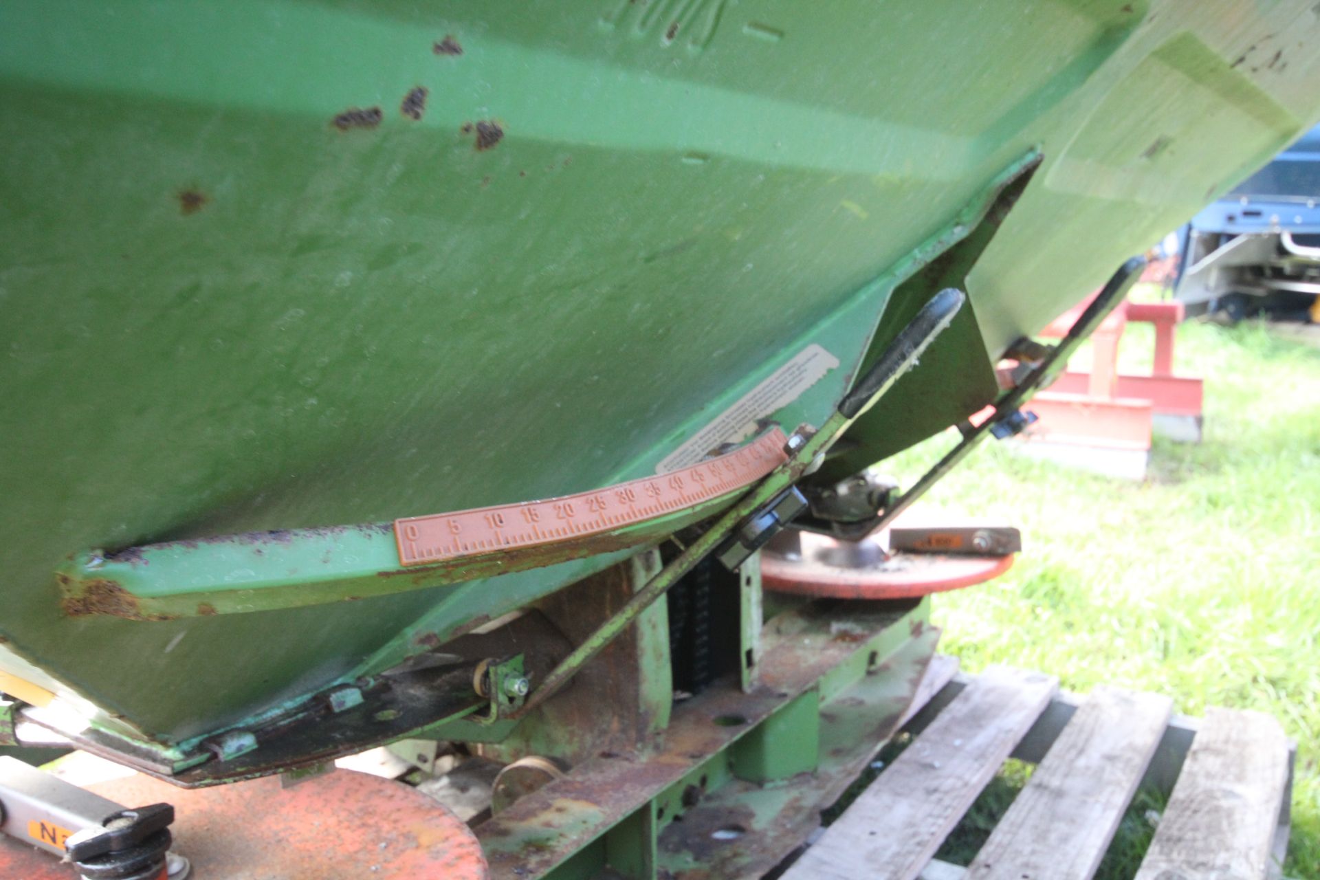 Amazon ZA-U 1001 12m twin disc fertiliser spreader. For sale due to retirement. V - Image 14 of 19