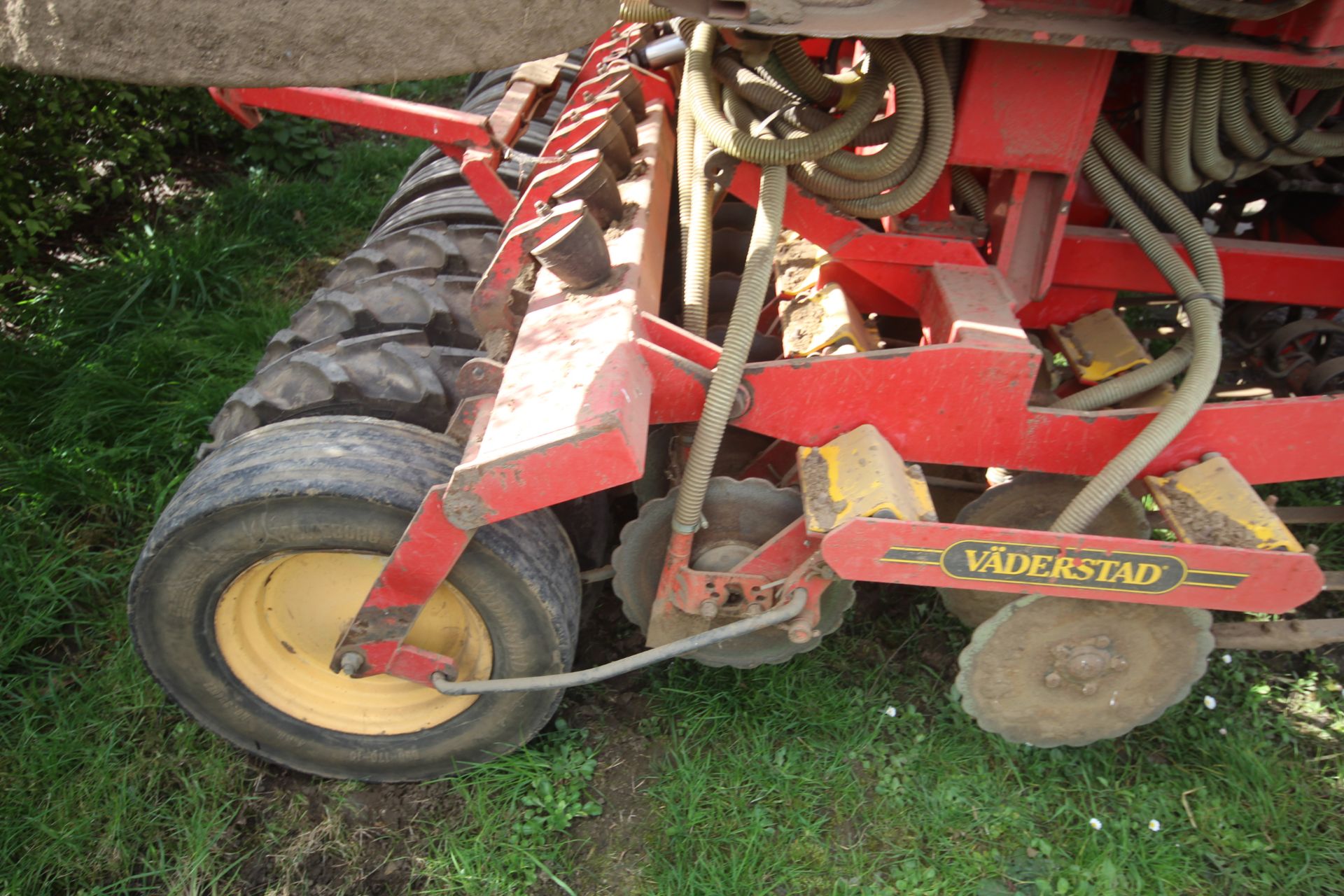 **UPDATED DESCRIPTION** Vaderstad Rapid 800F 8m disc drill. With rigid tines, levelling paddles, two - Image 38 of 60