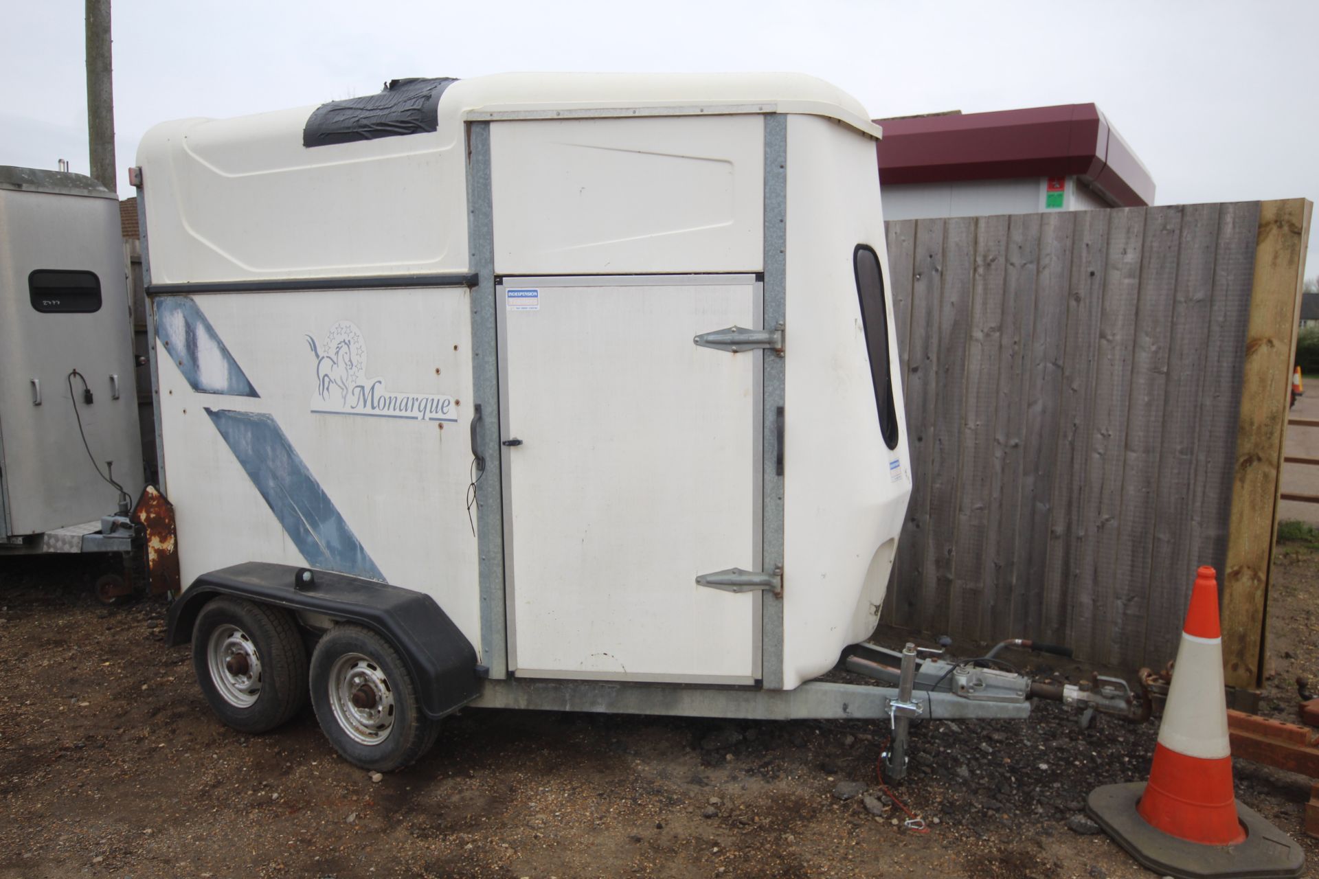 Indespension Monarque two horse twin axle horsebox. With front and rear ramps. Key held.