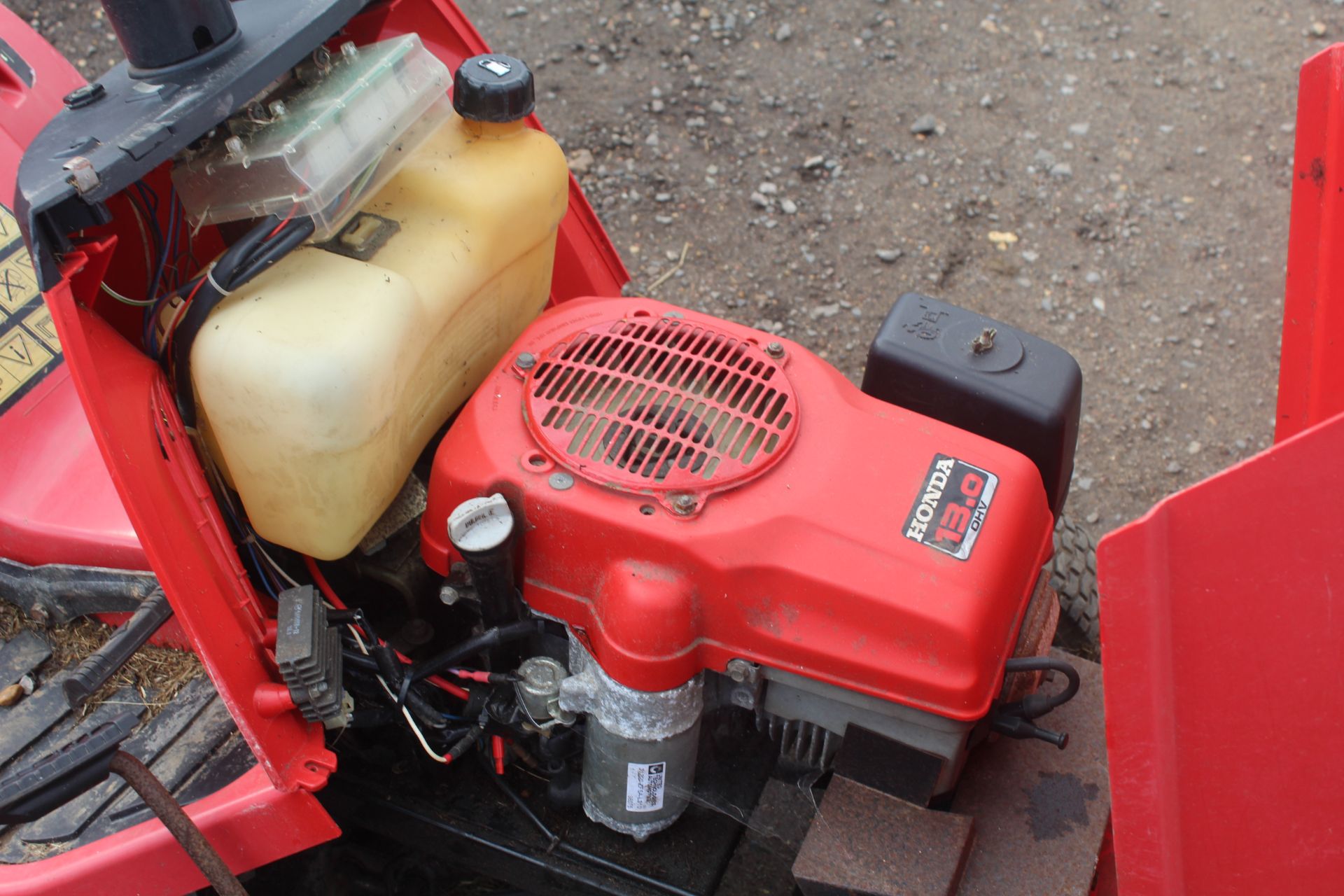 Honda Hydrostatic 2113 ride on mower. For spares or repair. Key held. - Image 18 of 20