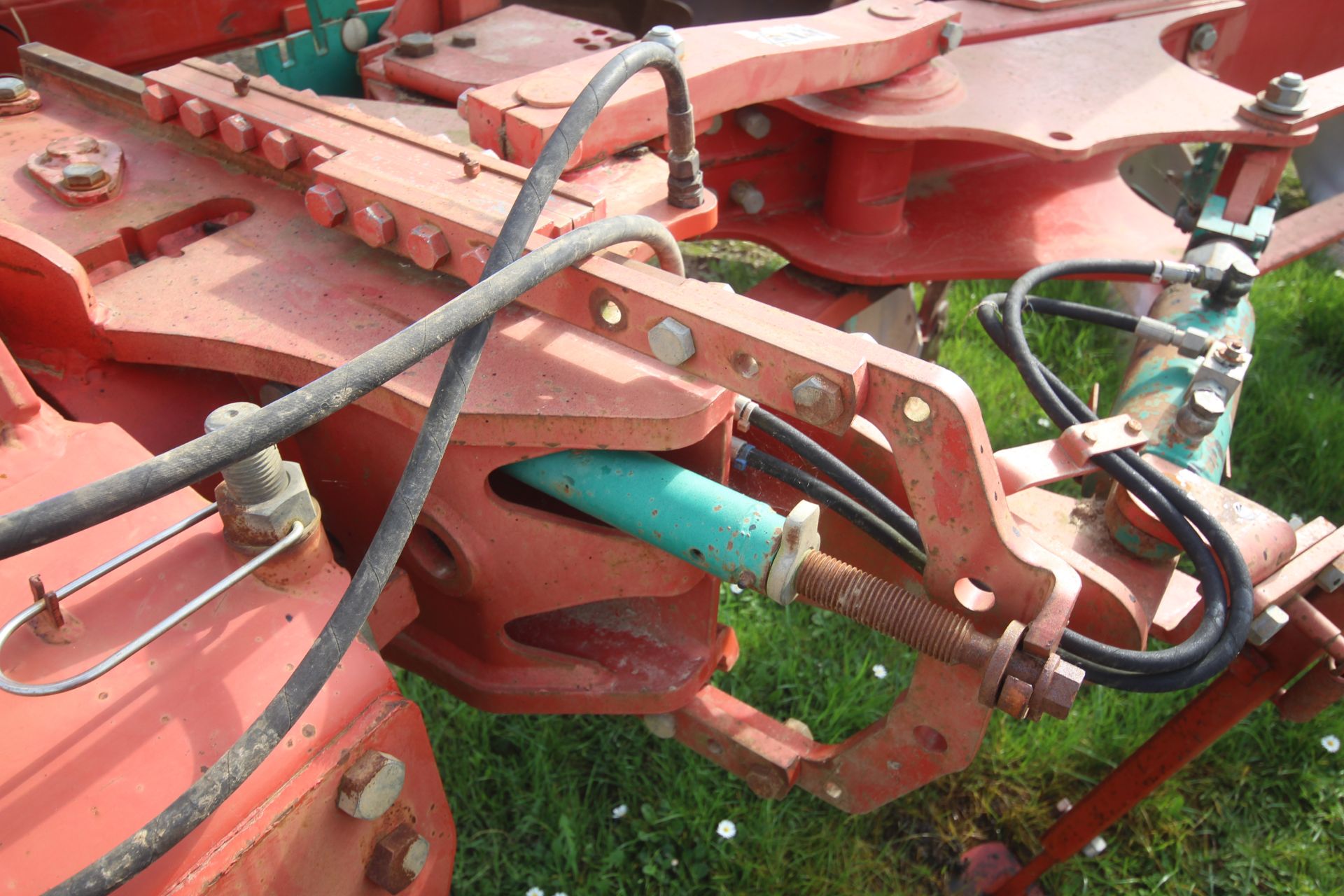 Kverneland LD85 5F reversible plough. With press arm. V - Image 28 of 29