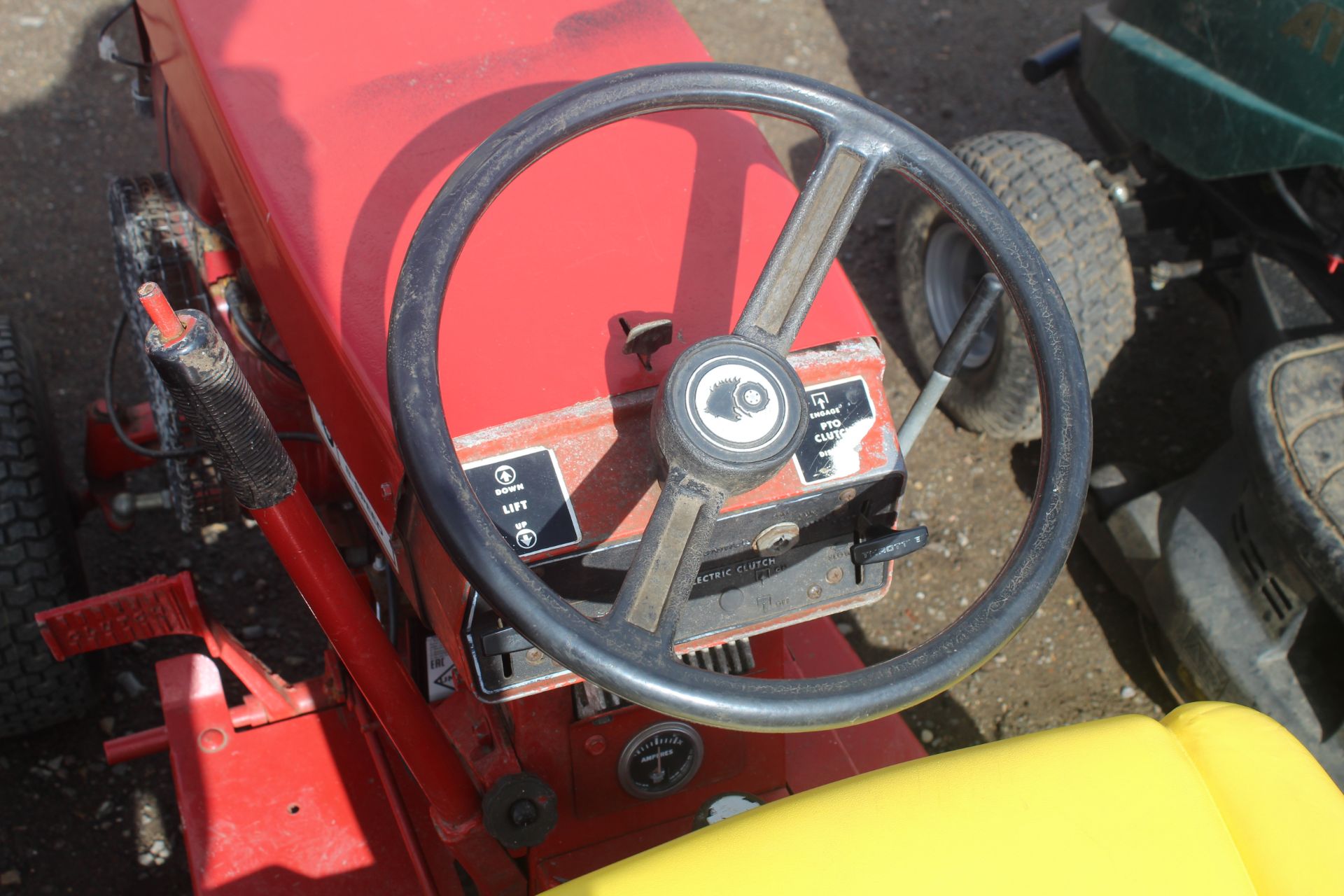 Wheel Horse garden tractor. Key held - Image 18 of 18
