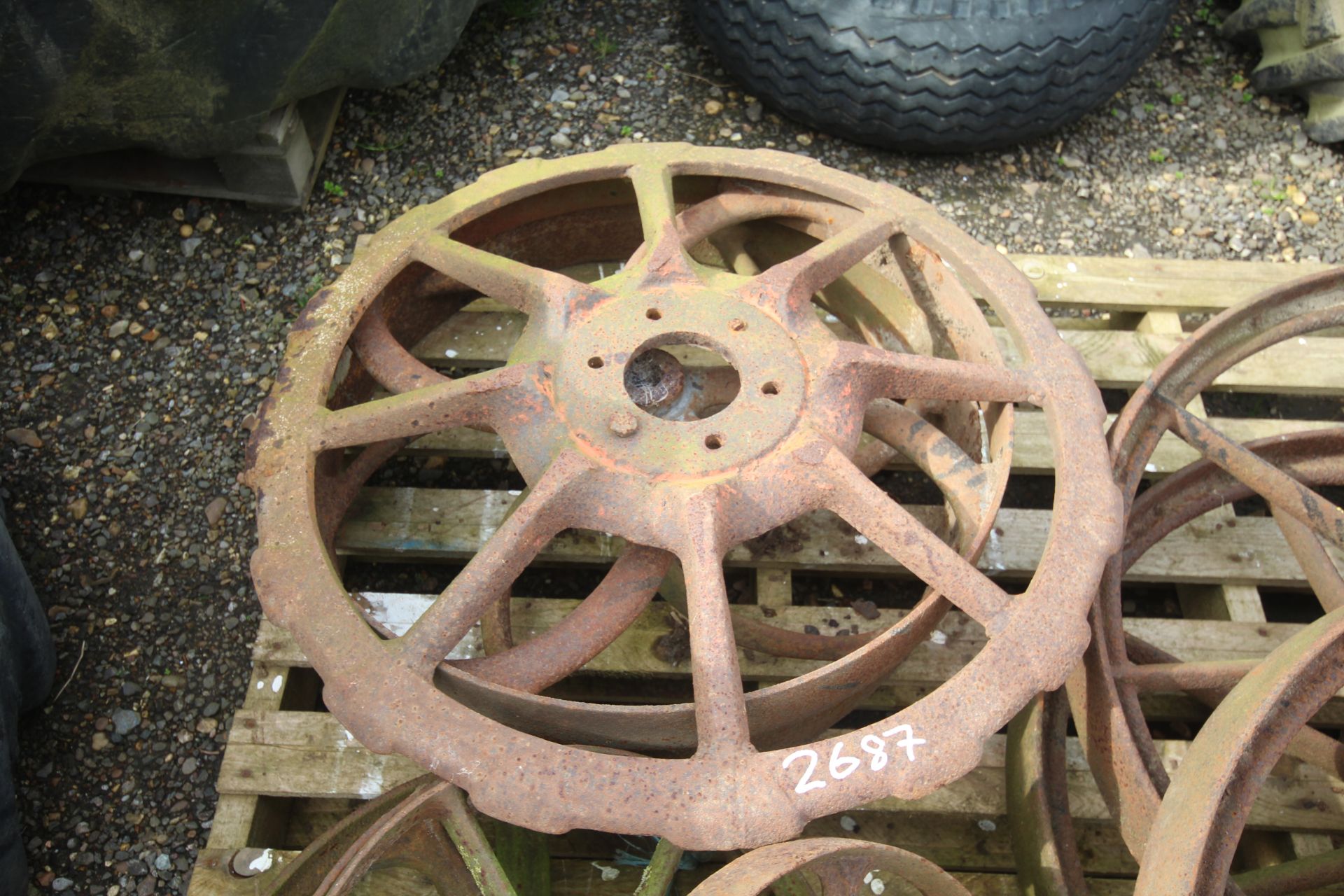 Various cast iron wheels. V - Image 3 of 5