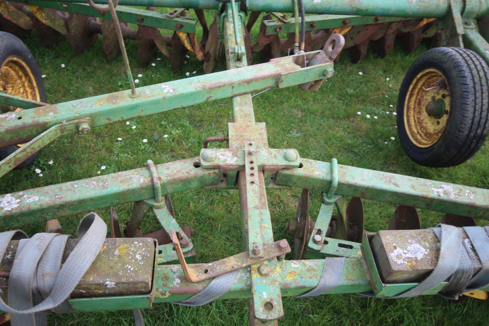 John Deere 3.5m trailed discs. For sale due to retirement. V - Image 9 of 15