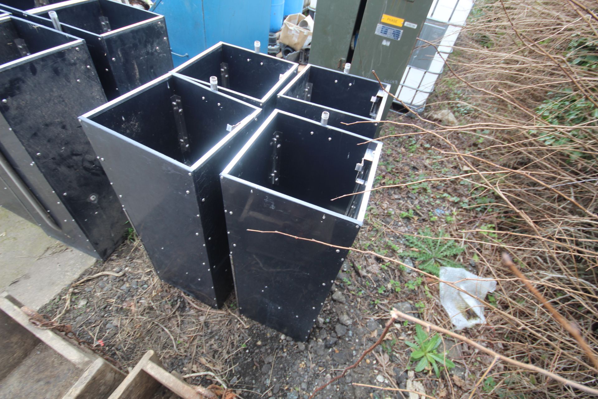4x plastic 2 space feeders. V - Image 3 of 3