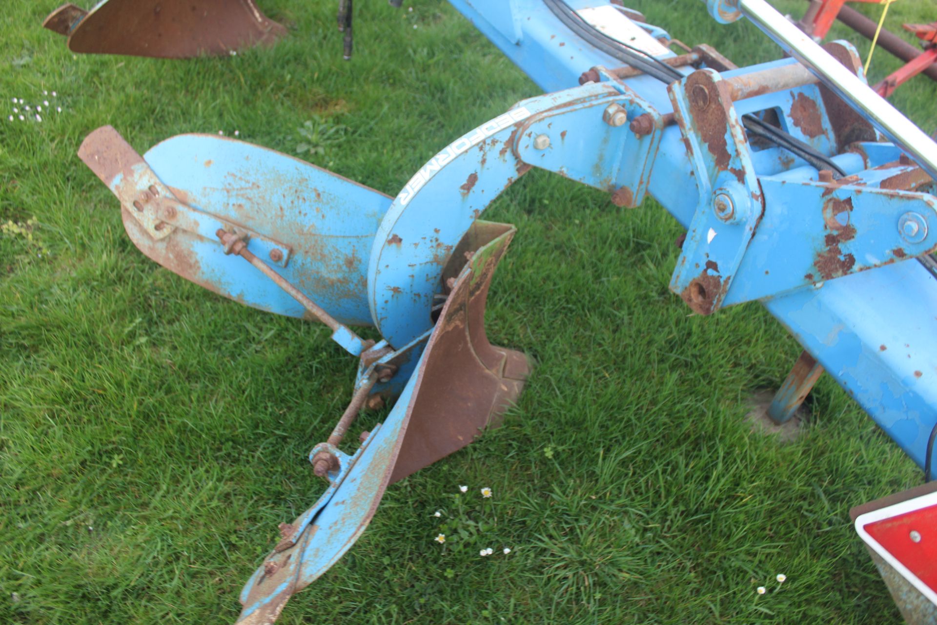 Standen hydraulic folding four row bed former. Serial number 298. 2011. With bout marker brackets - Image 23 of 36