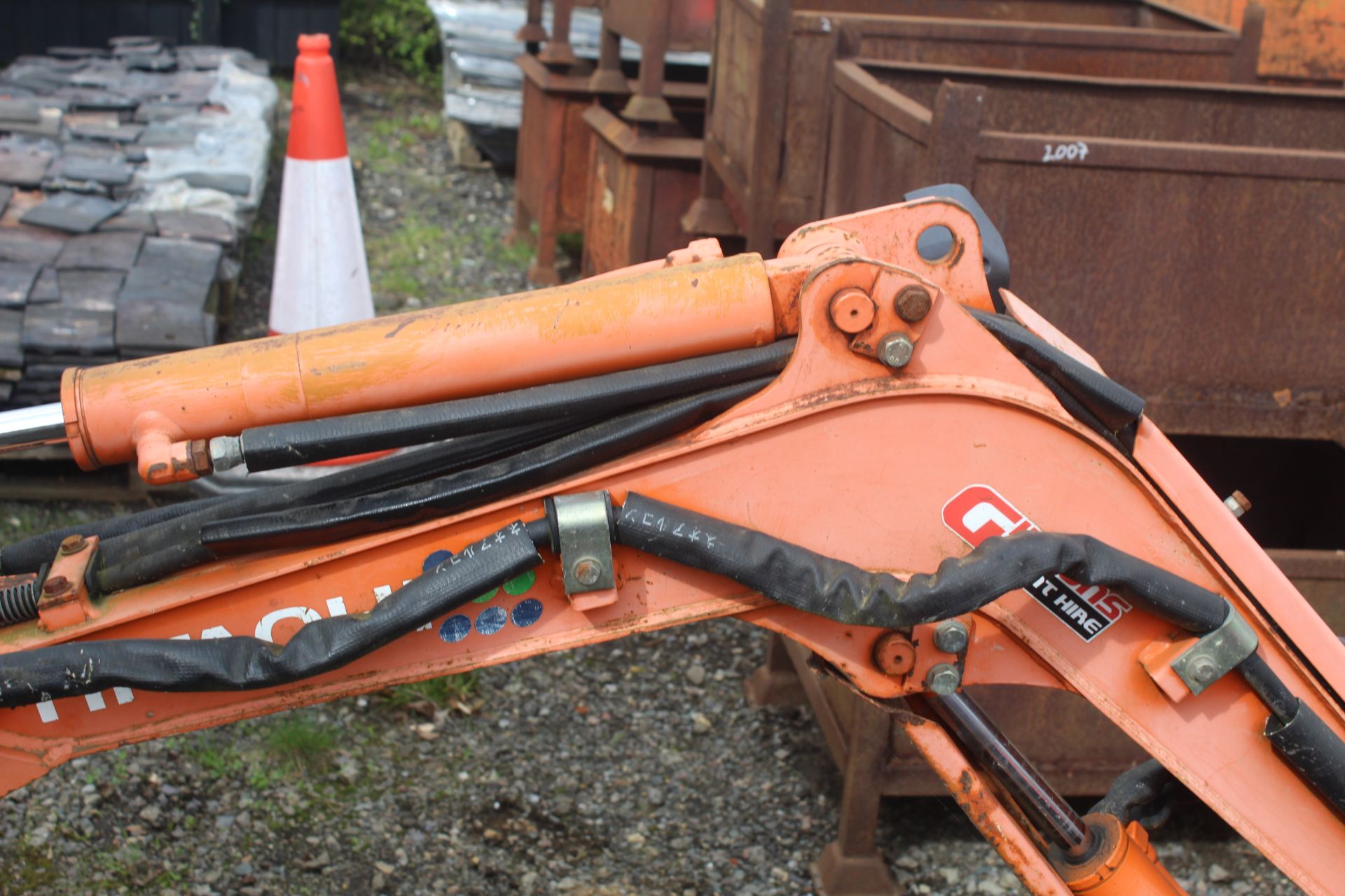 Hitachi EX8-2B 0.8T rubber track micro excavator. 2003. 2,209 hours. Serial number 1AGP004974. - Image 4 of 41
