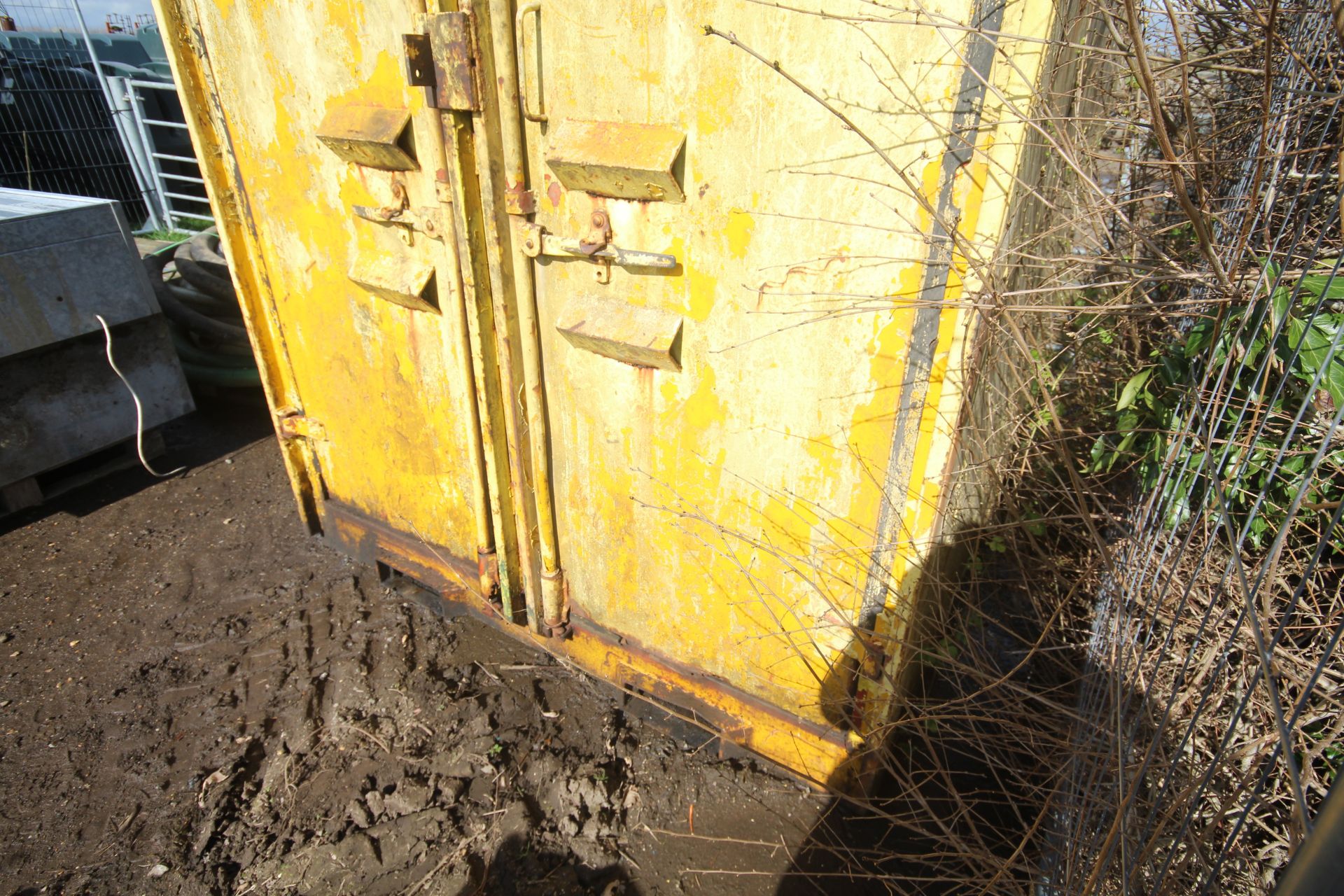 Secure site container. Approx 7ft 6in high, 6ft 5in wide and 5ft 10in long. V - Image 5 of 15