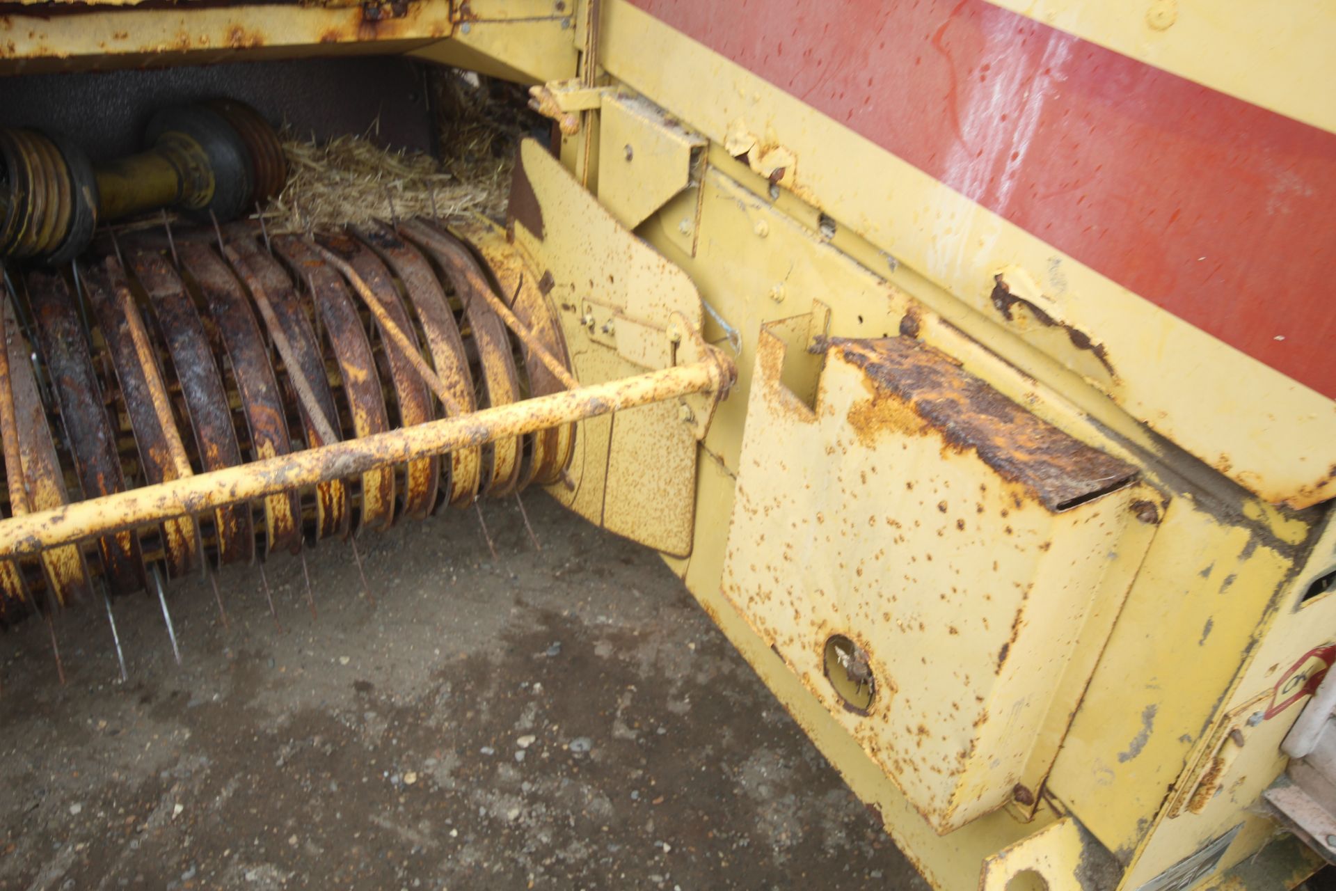 New Holland 945 conventional baler. V - Image 6 of 19