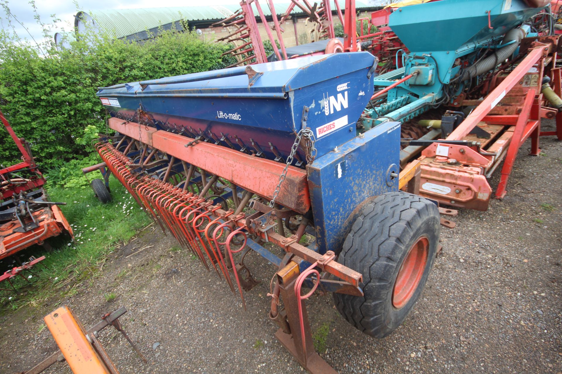 Ransomes Nordsten Lift-o-matic CLE400 4m spring tine drill. With end tow. V - Image 2 of 29