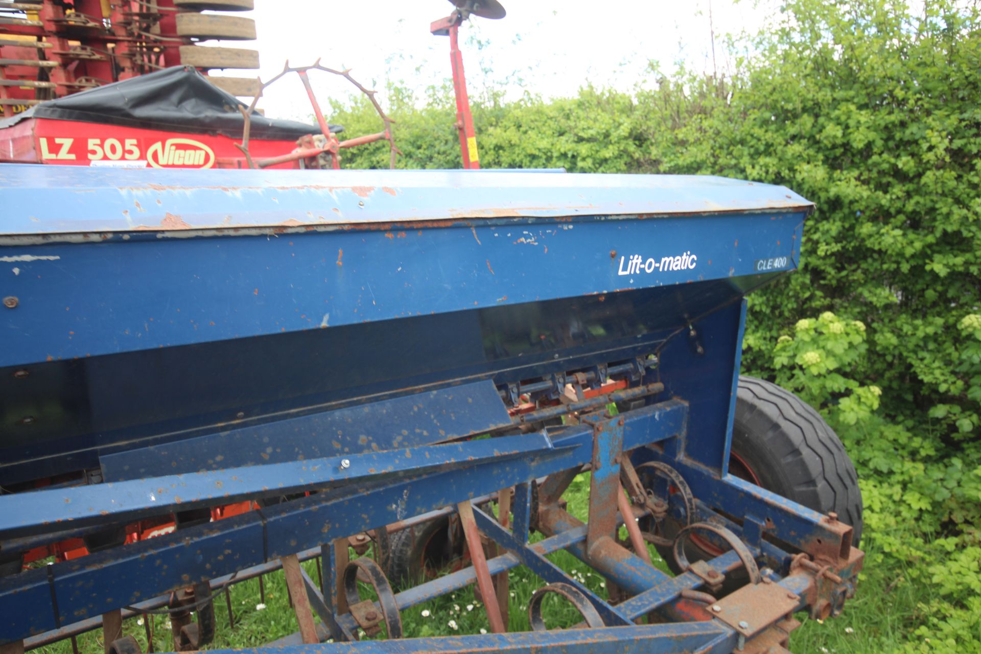 Ransomes Nordsten Lift-o-matic CLE400 4m spring tine drill. With end tow. V - Image 16 of 29