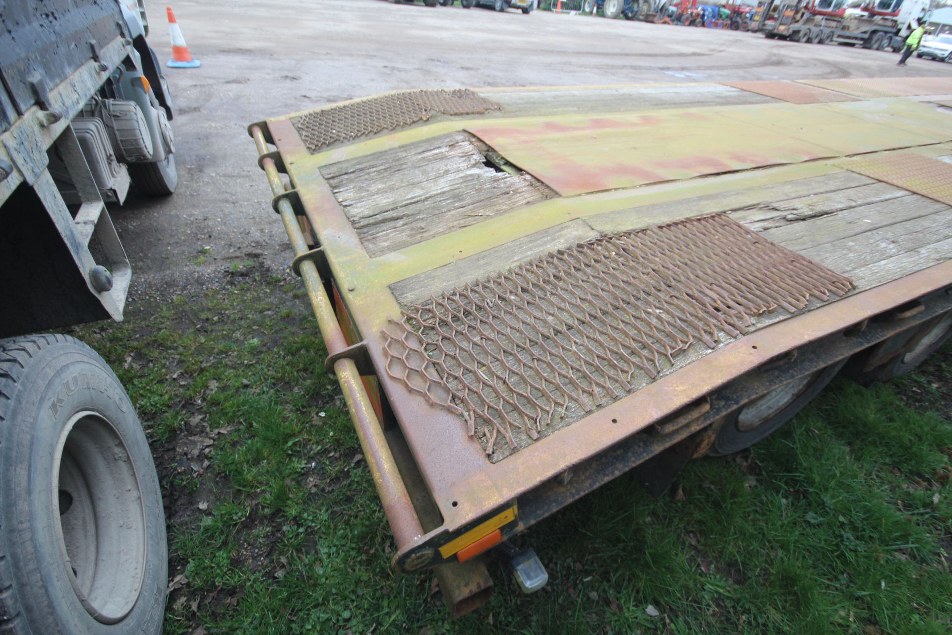 SM Trailers 37.3T 13.7m tri-axle step frame beavertail low loader trailer. Registration C198677. - Image 34 of 56