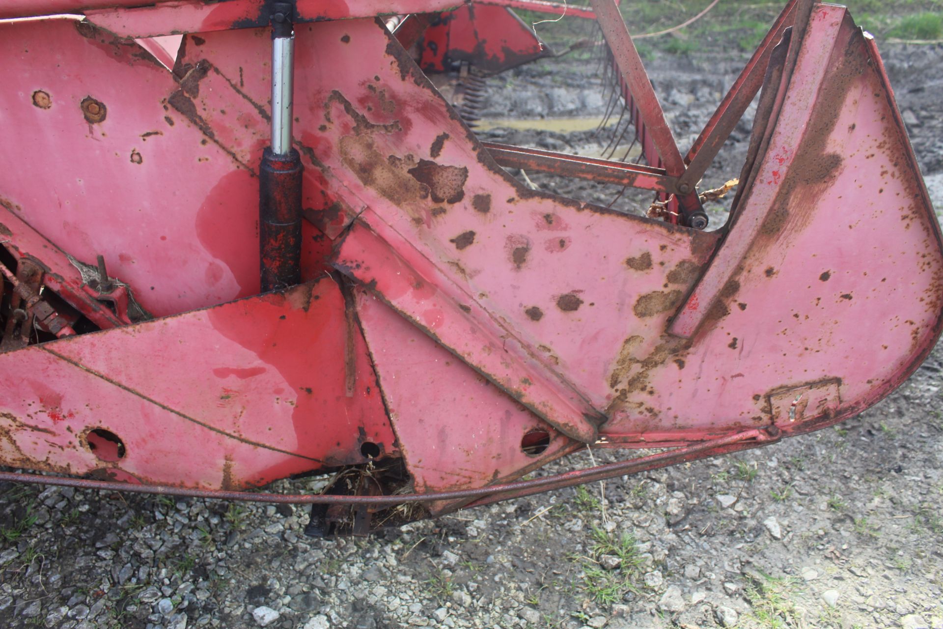 Massey Ferguson 788 8ft cut combine. Registration EBJ 851C (no paperwork). 12.4/11-28 front wheels - Image 10 of 53