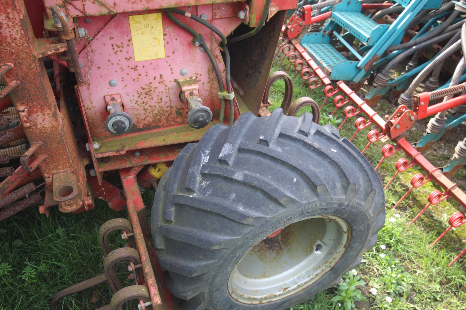 Massey Ferguson/ Vicon LZ510 hydraulic folding Suffolk coulter drill. - Image 19 of 25