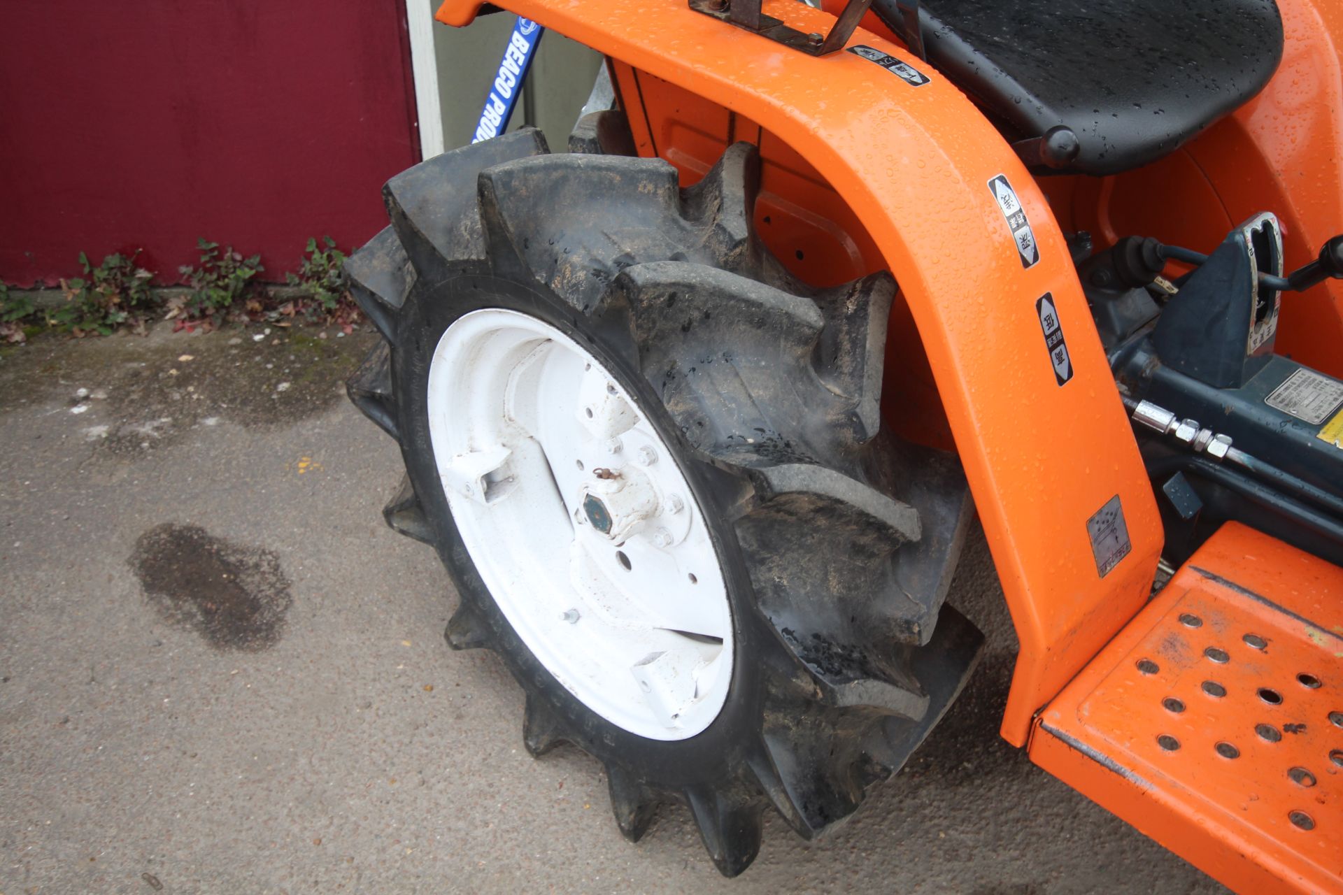 Kubota ZB1500 2WD compact tractor. 896 hours. 8-18 rear wheels and tyres @ 90%. - Image 10 of 31