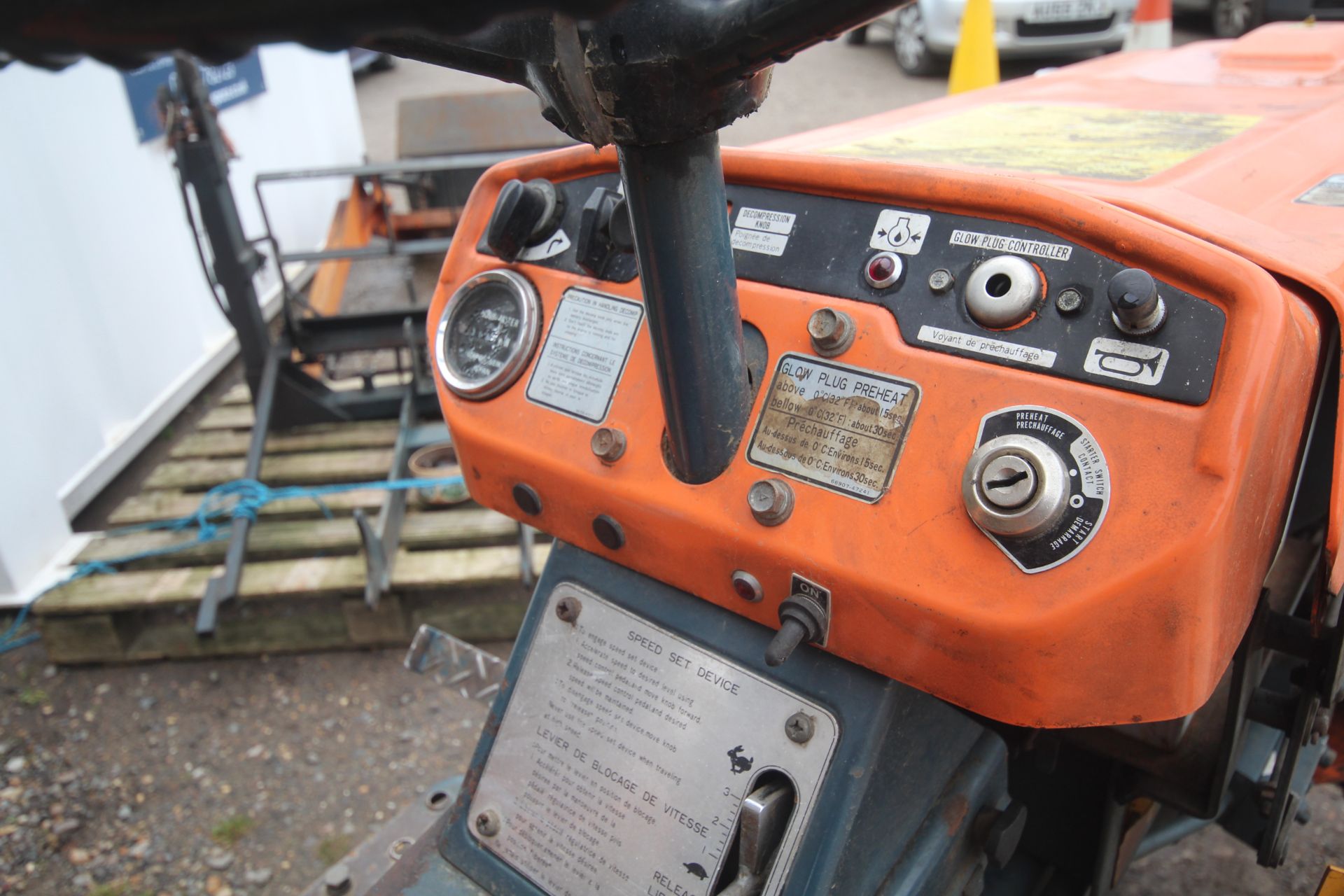 Kubota B7100 HST 4WD compact tractor. 3,134 hours. 29/12.00-15 rear turf wheels and tyres. Front - Bild 13 aus 41