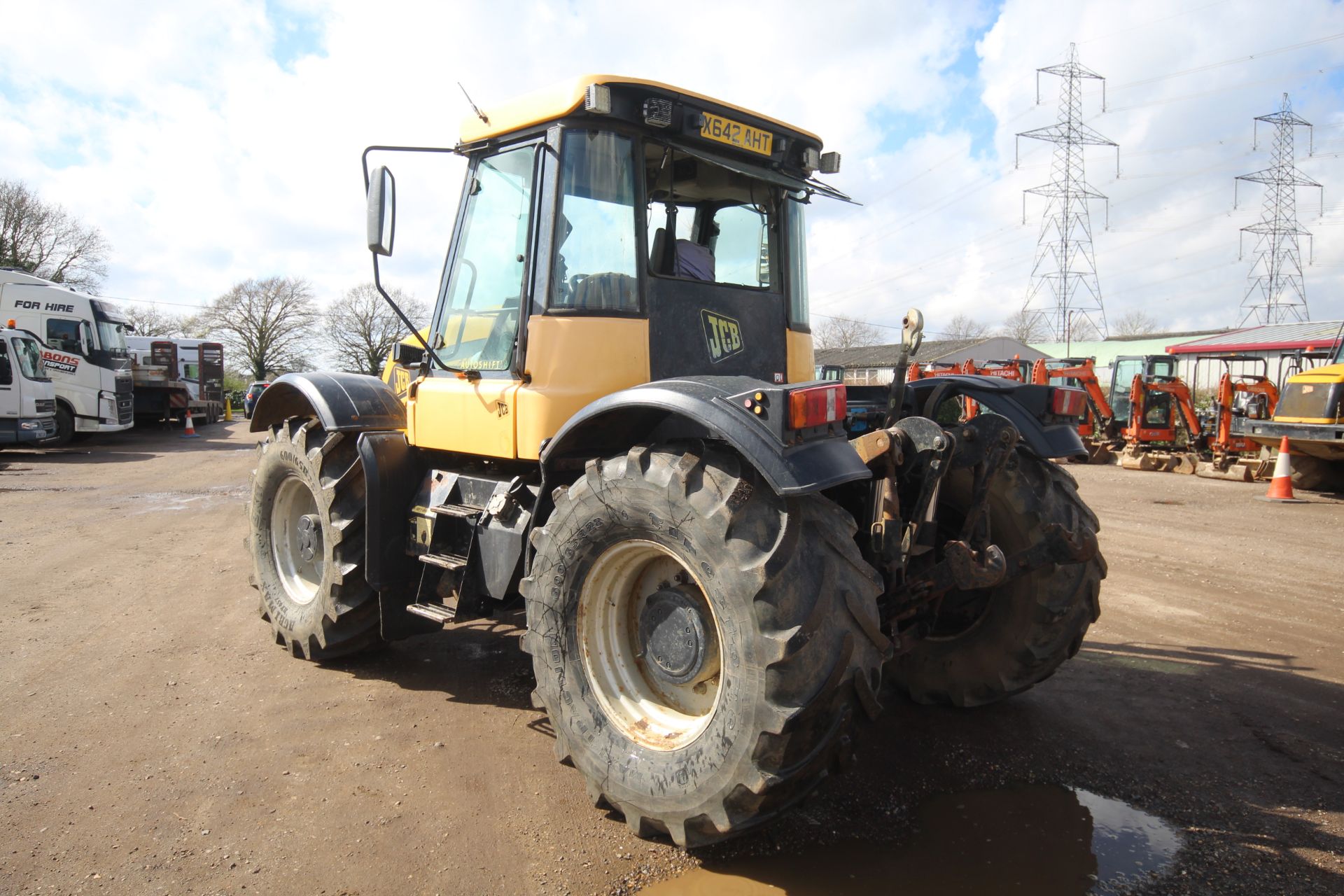 JCB Fastrac 3185 Autoshift 4WD tractor. Registration X642 AHT. Date of first registration 04/09/ - Image 3 of 71