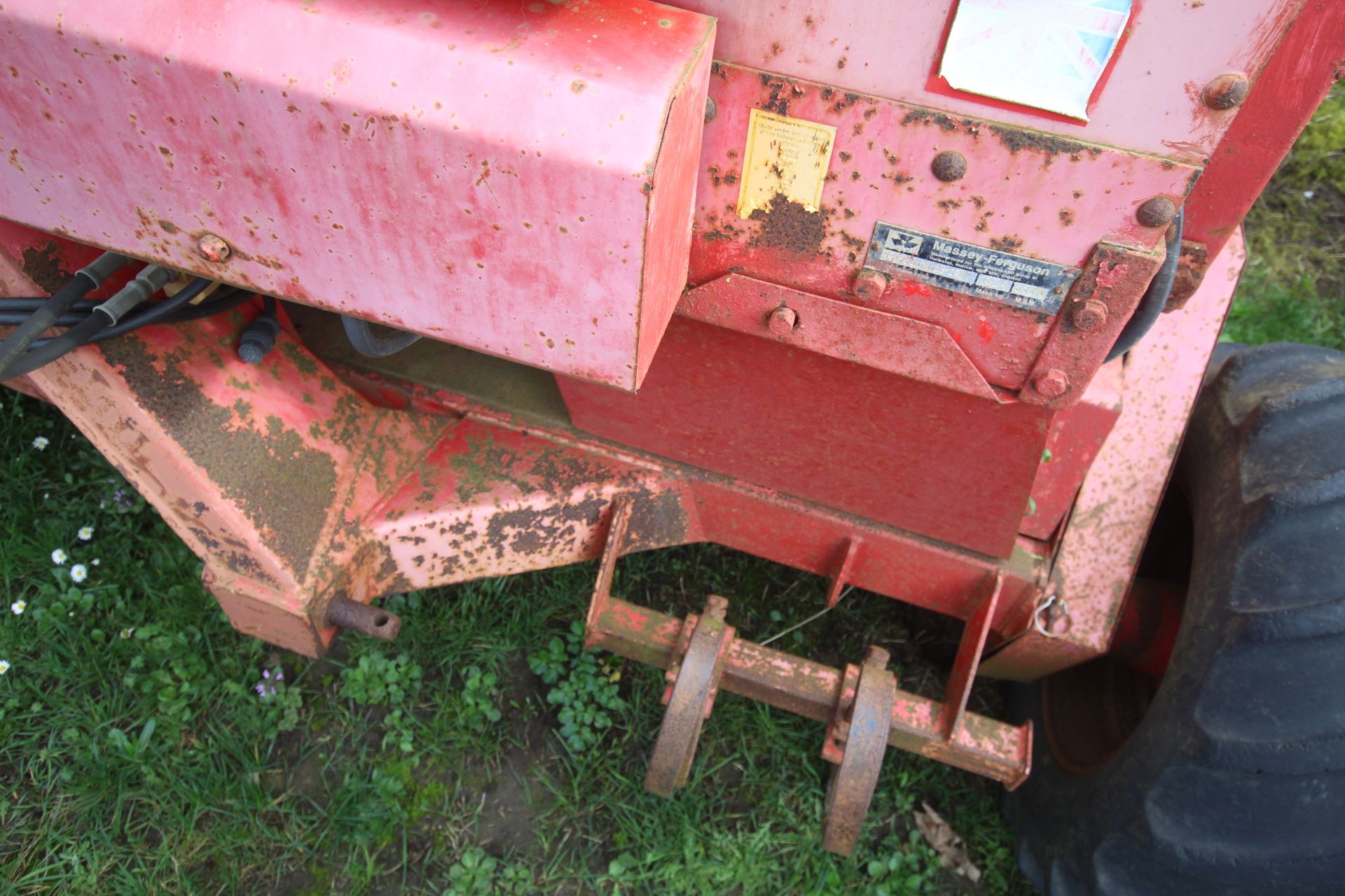 Massey Ferguson/ Vicon LZ510 hydraulic folding Suffolk coulter drill. - Image 4 of 25