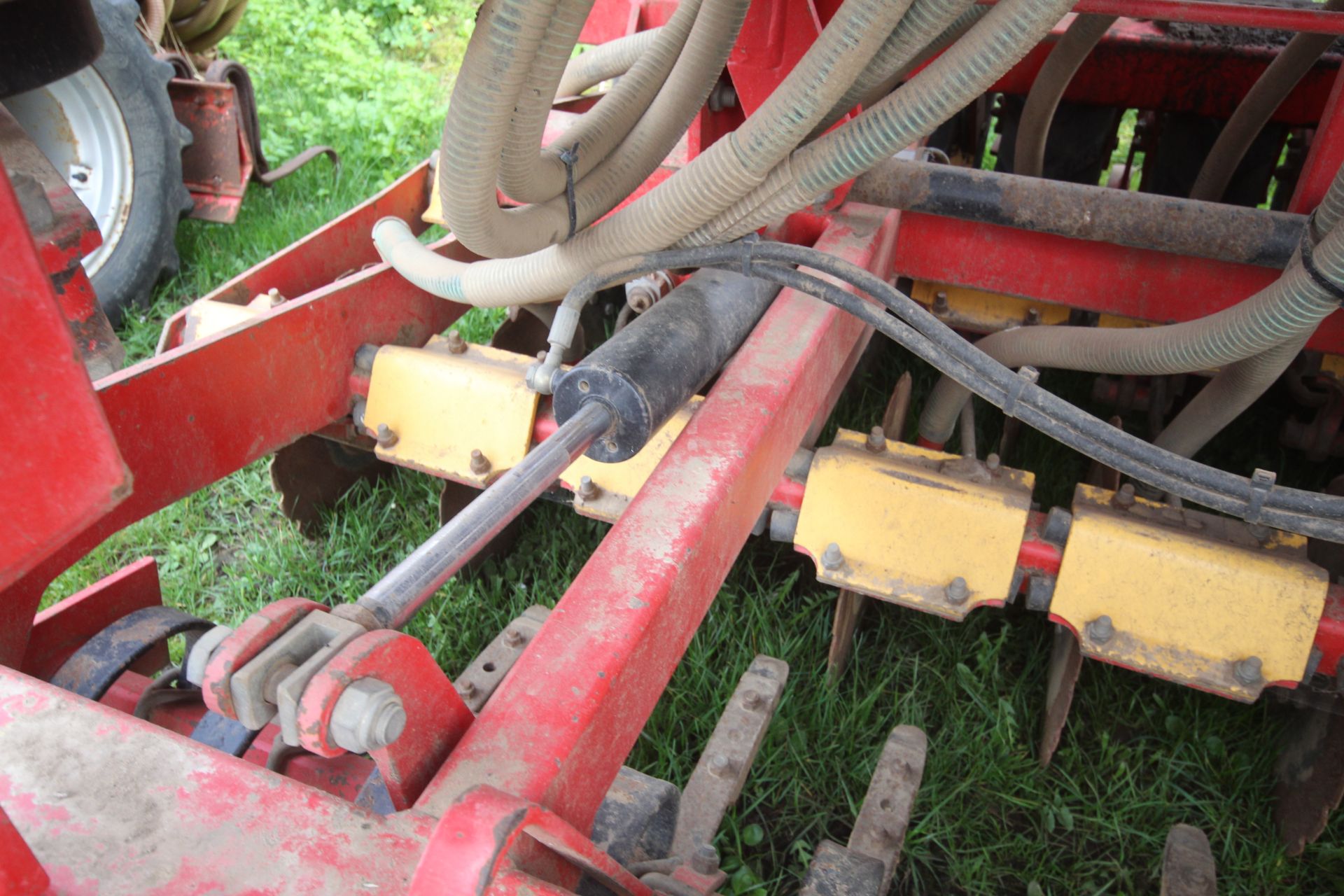 Vaderstad Rapid 400F 4m drill. Comprising rigid tines, two rows of disc coulters, tyre packer, - Image 32 of 38